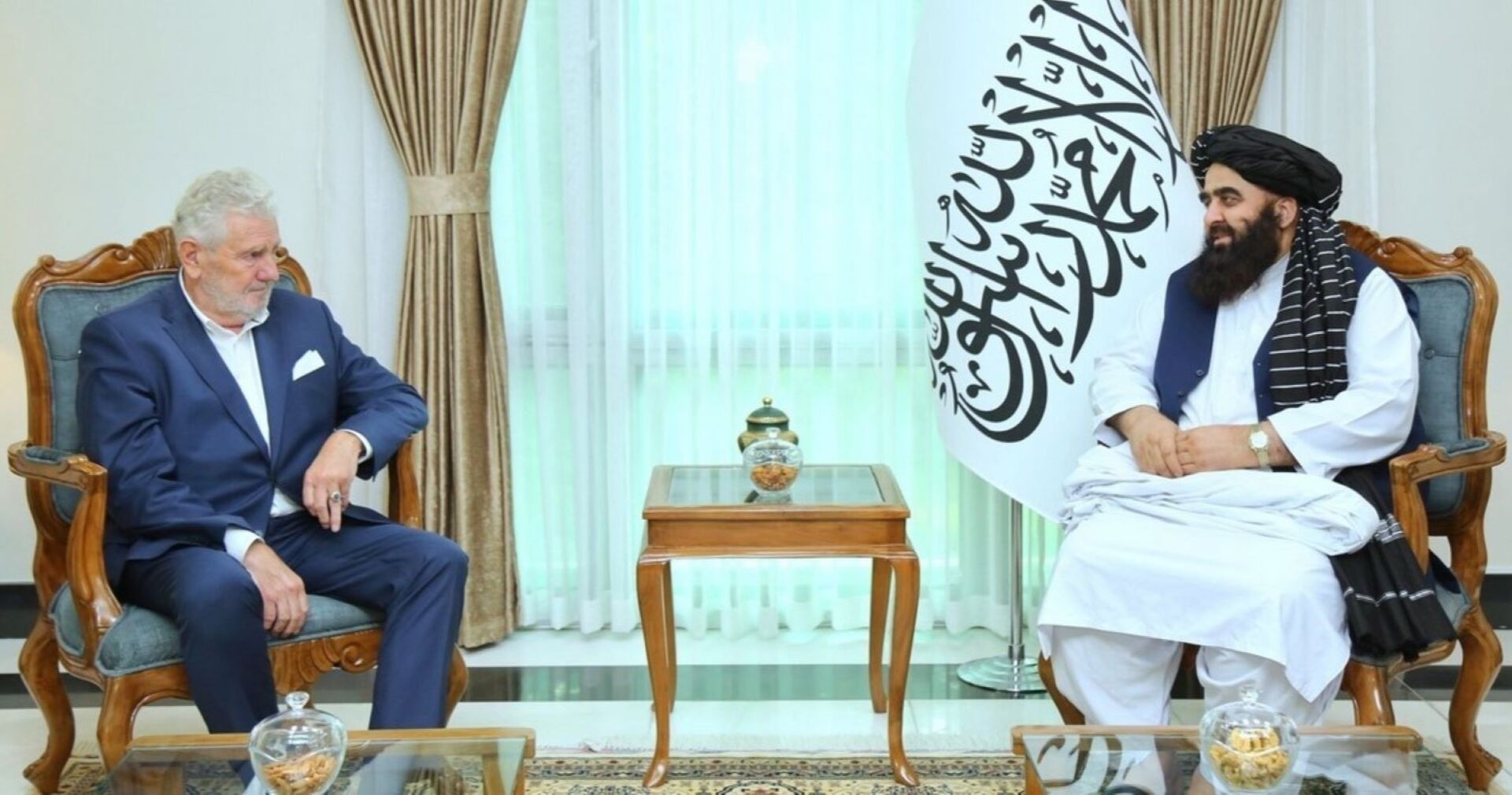 Mölzer mit dem afghanischen Außenminister der Taliban im Gespräch