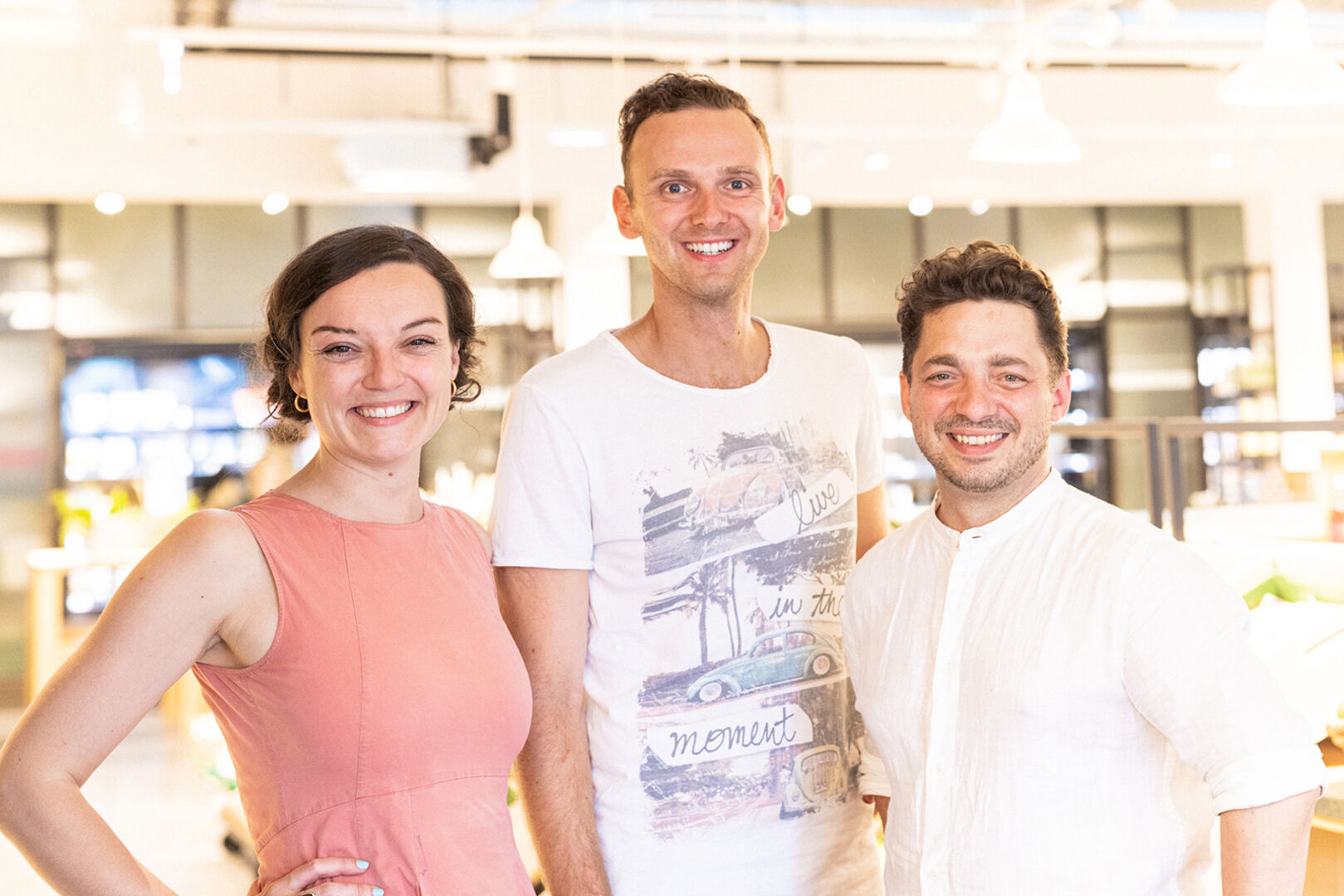 Geschäftsführerin Theresa Imre und Julian Hödl­mayr mit Filialleiter Franz Thum