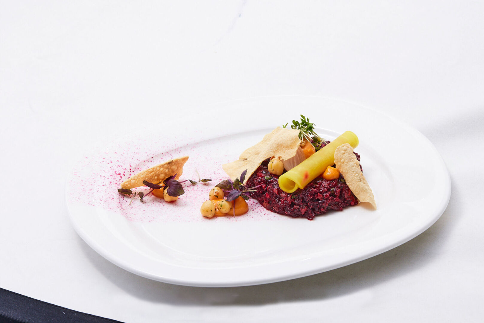 VORSPEISE: Raffiniertes Tatar, Rote Bete, Süßkartoffel, Kichererbsen