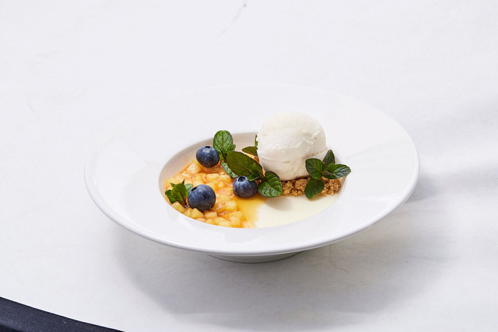 NACHSPEISE: Kokos-Panna Cotta, Duett vom Apfel, Crumble