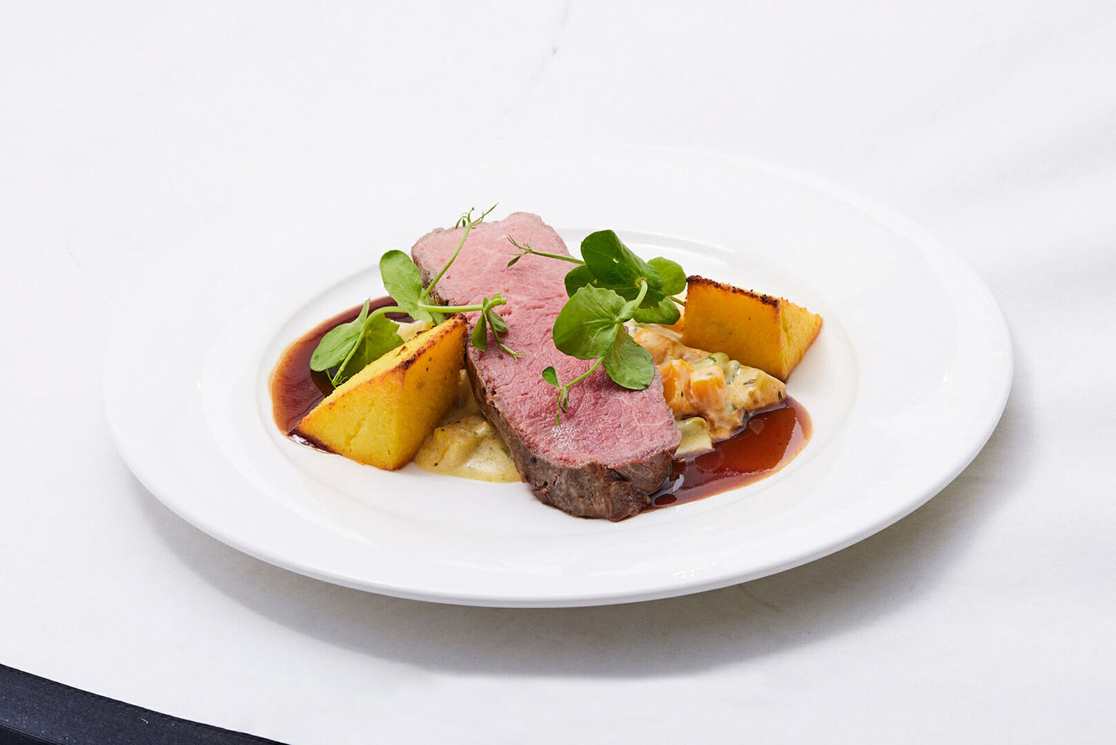 HAUPTSPEISE FLEISCH: Rosa gegartes Roastbeef, Rosmarinpolenta, winterliches Gemüse, Mandel-Velouté