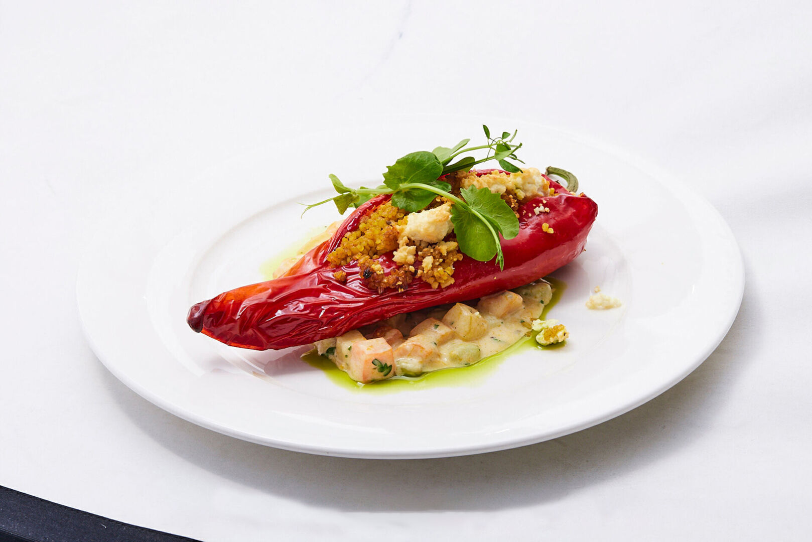 HAUPTSPEISE VEGGIE: Gefüllte Spitzpaprika, Bulgur, winterliches Gemüse, Mandel-Velouté