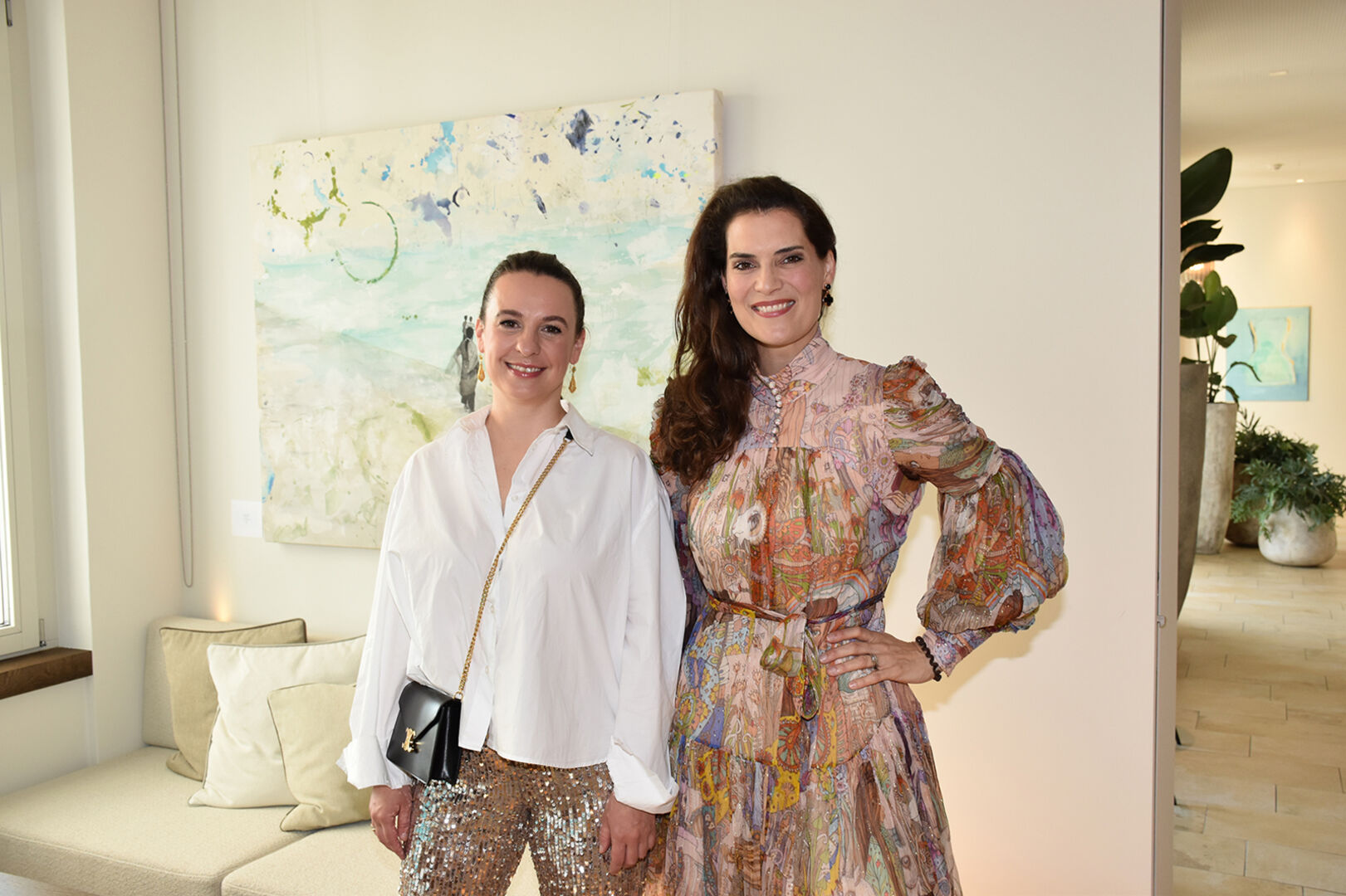 Von Hiscox Versicherung Alina Sucker und Kunstexpertin Janna-Lena Baierle