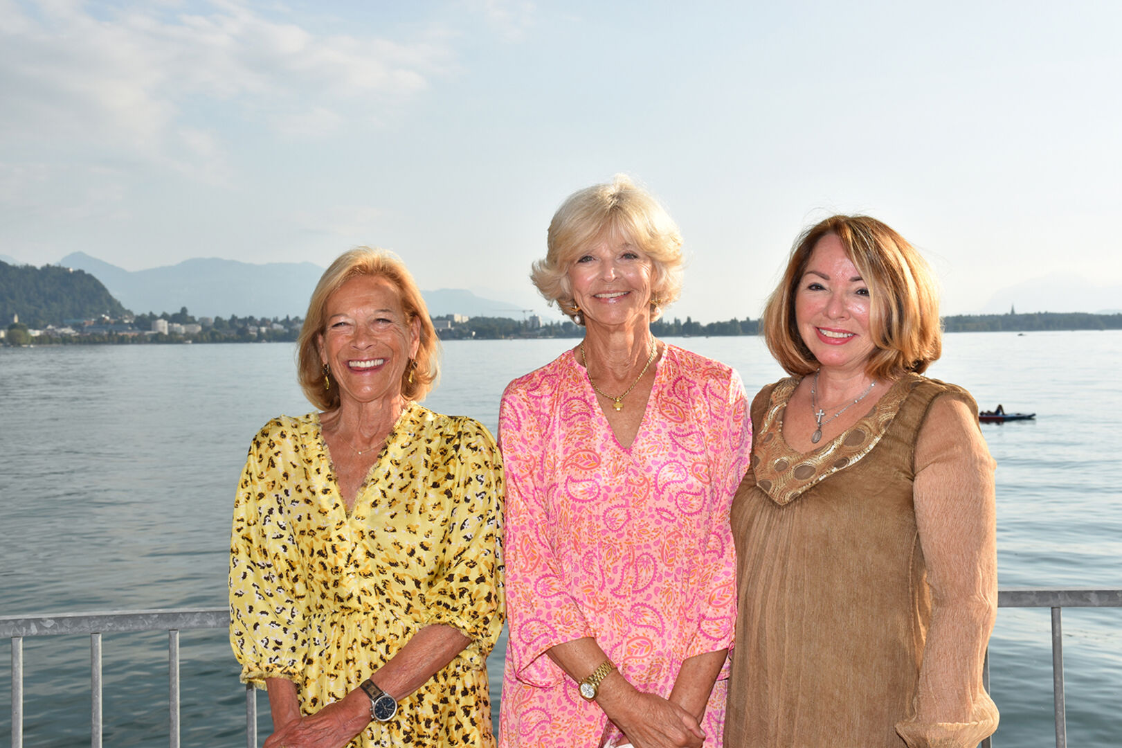 Gräfin Marie von Waldburg mit Prinzessin Eva-Maria von Preußen und Rechtsanwältin Sabina Frohnwitter (v. li.)