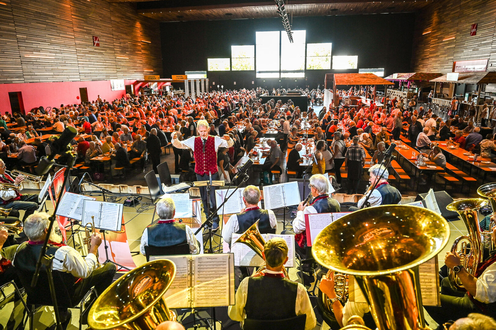 ...und zünftige Blasmusik. Immer Musikprogramm im Mohrenbräu-Wirtschaftszelt, unter Tag und am Abend.