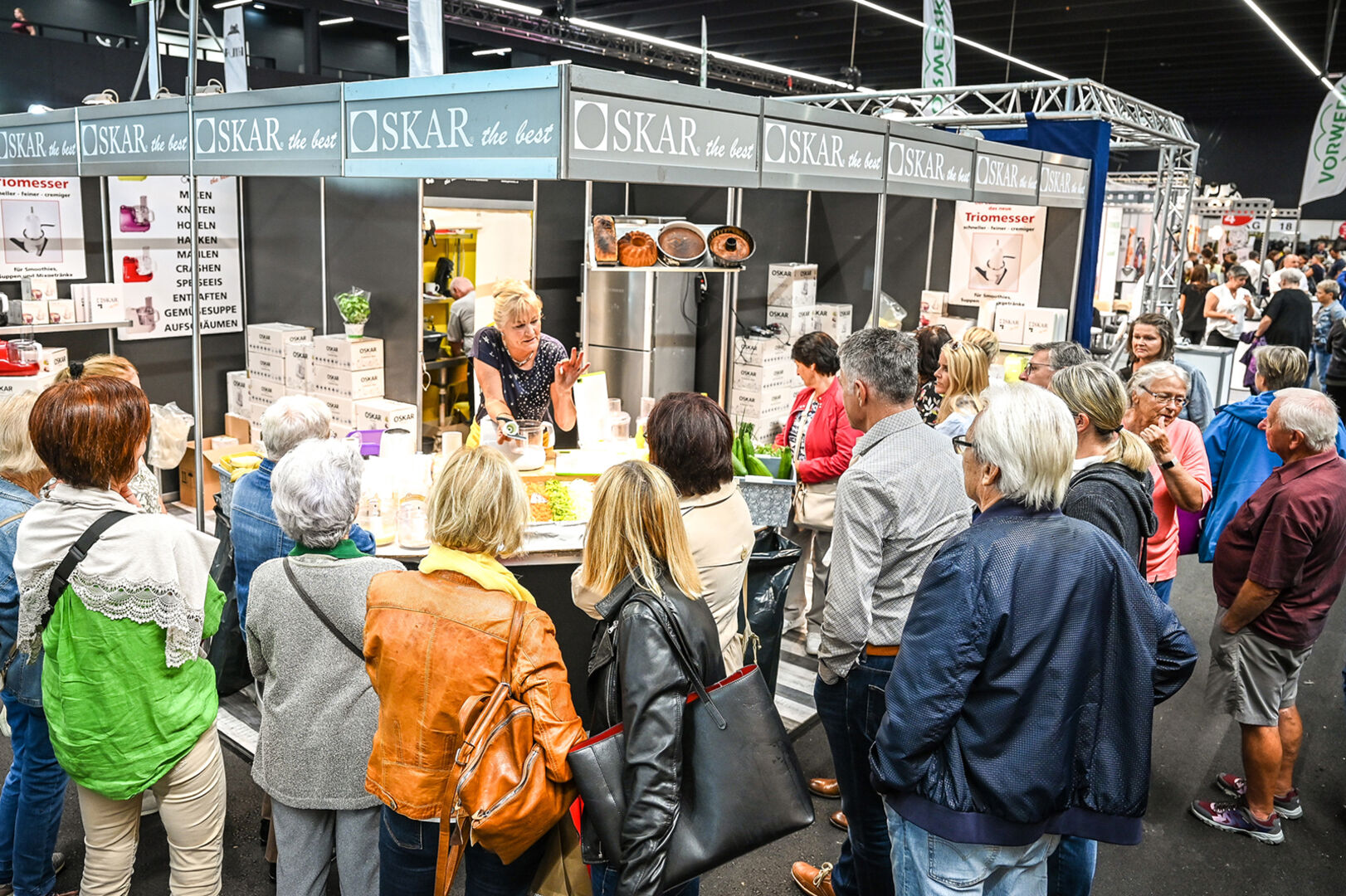 In 16 Hallen und dem Freigelände präsentieren die Austeller:innen neueste Trends bei Produkten und Dienstleistungen.