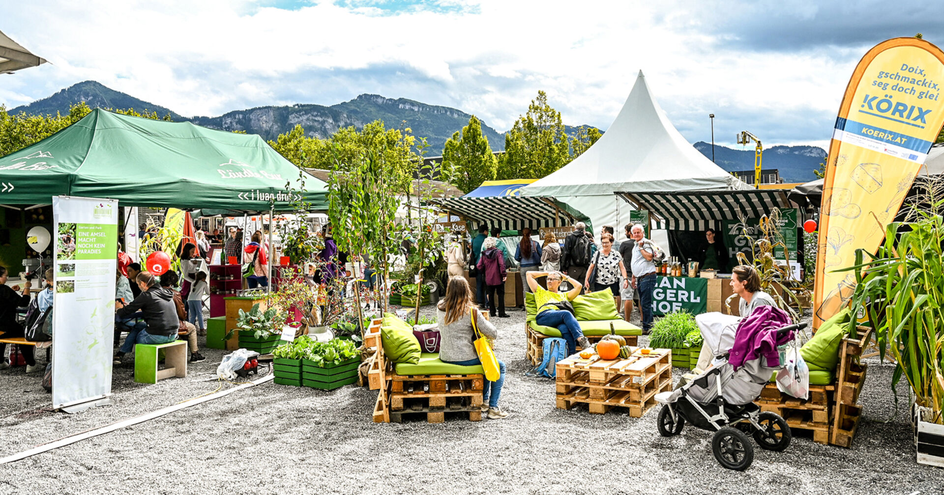 Buntes Markttreiben mit regionalen Produkten im Freigelände beim Ländle Bauernmarkt.