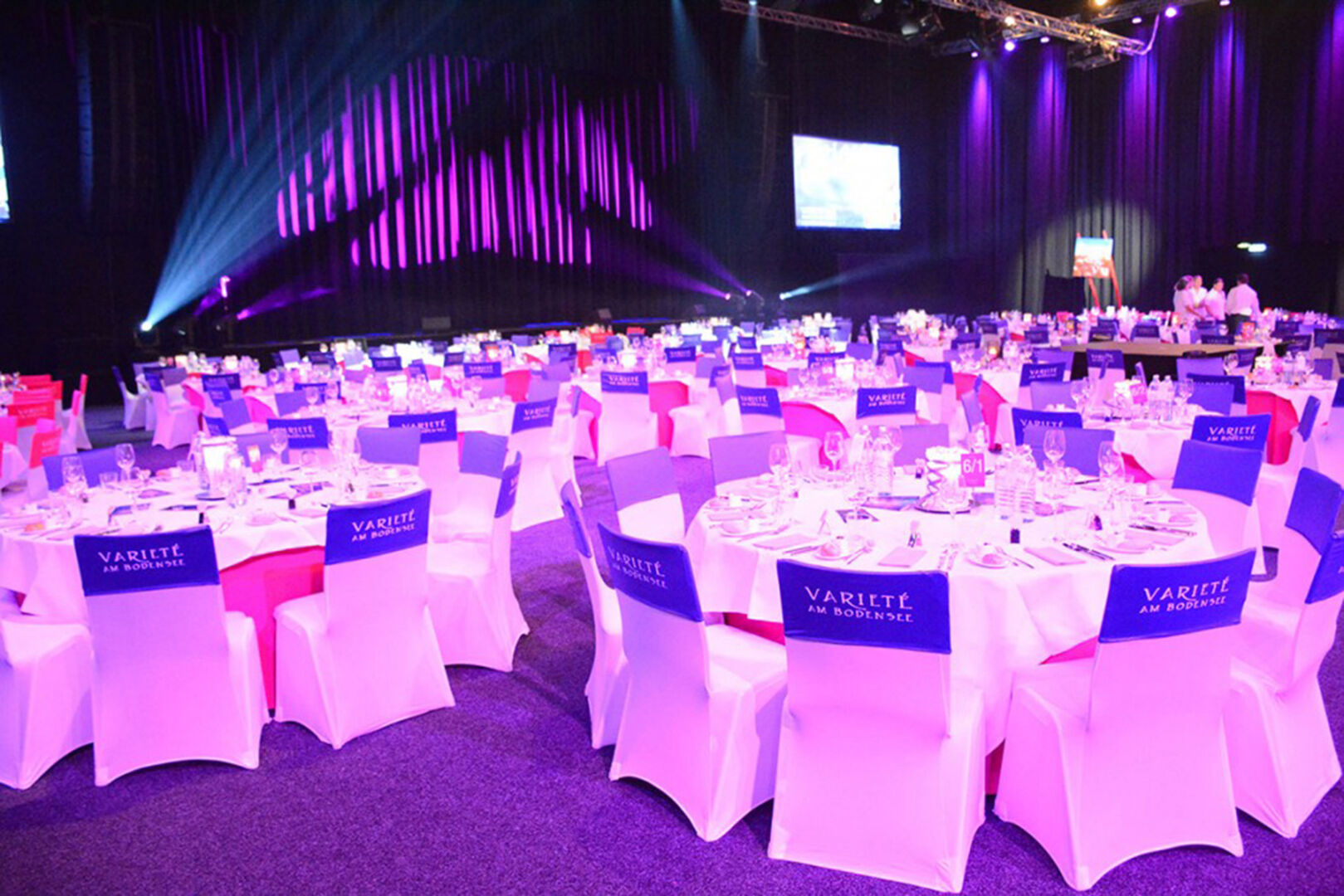 Wir haben Tische für 6 oder für 10 Personen. Auf Anfrage kann auch jeweils ein Zusatzplatz eingerichtet werden.