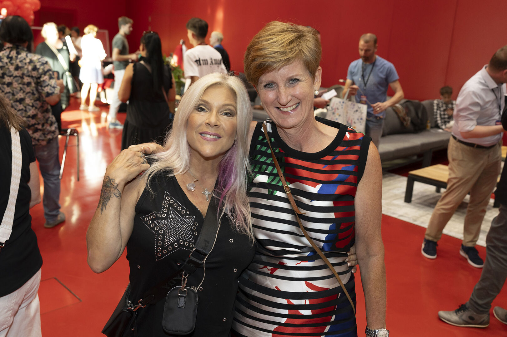 Samantha Fox und Sabine Tichy-Treimel (Geschäftsführerin Messe Dornbirn) .