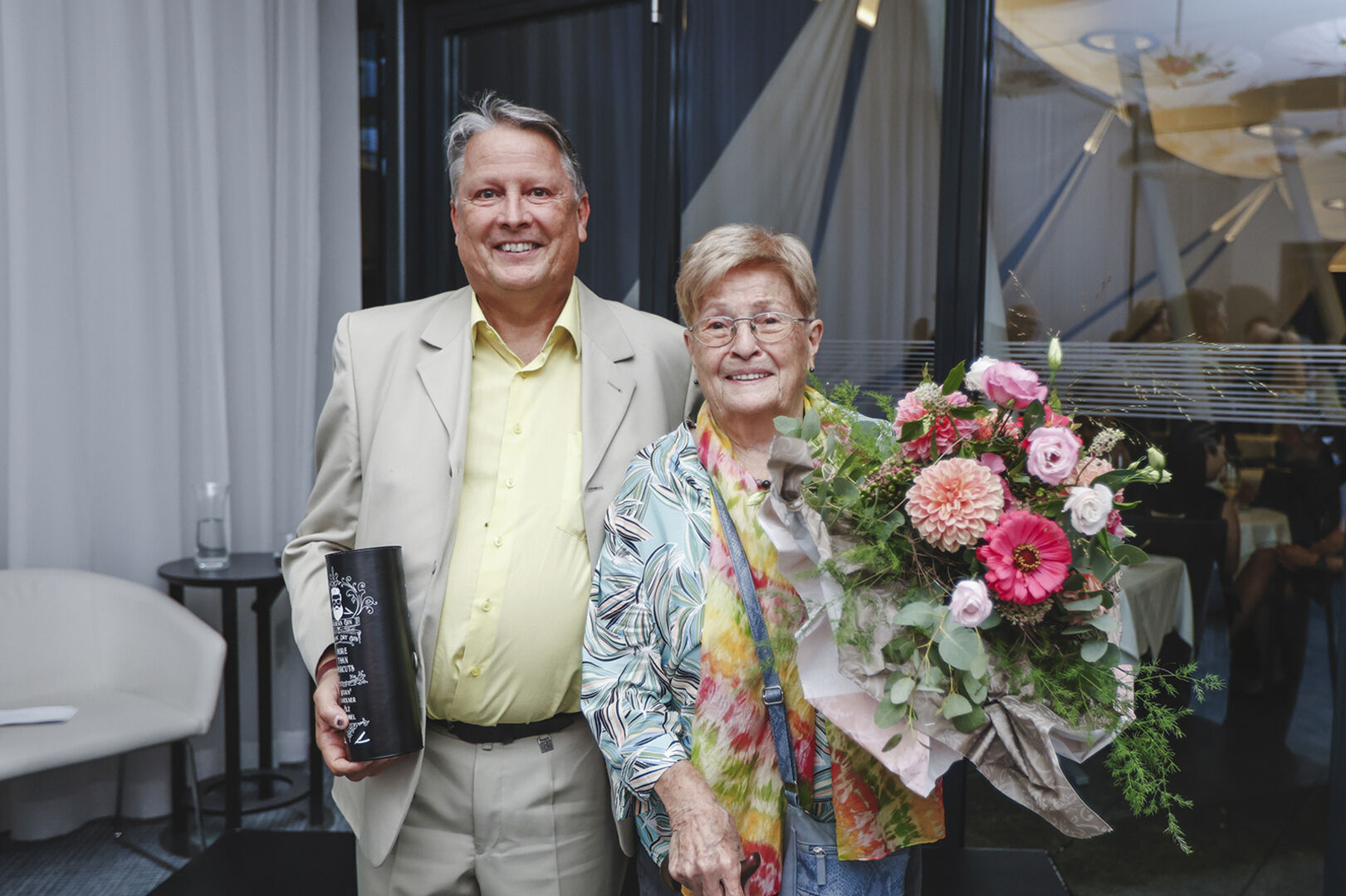 Verabschiedung nach 34 Jahren Berufsschule: Friseur-Fachlehrer Josef Moll mit Mutter Trudi