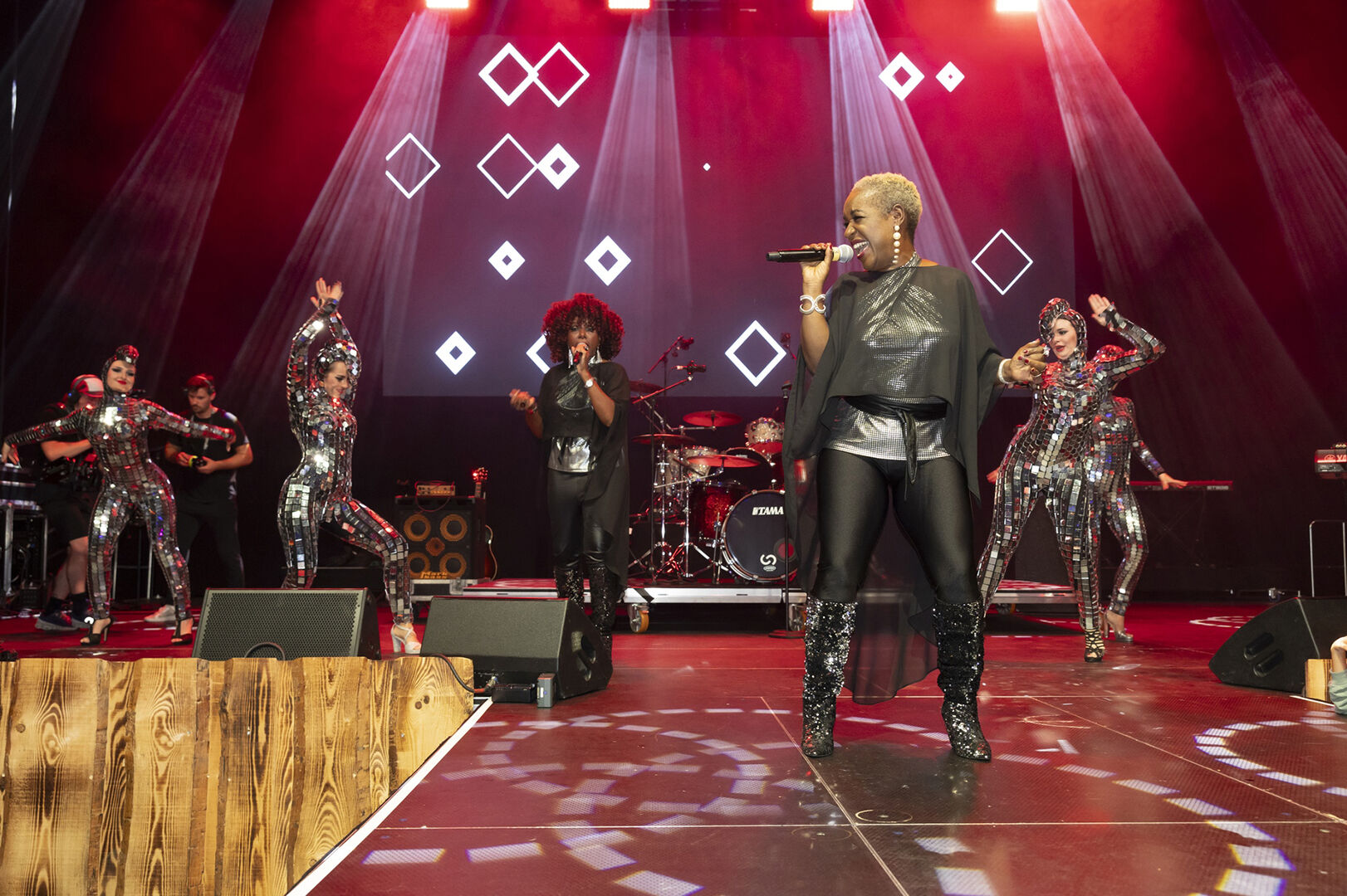 Sounds of Sister Sledge sangen ihre größten Hits.