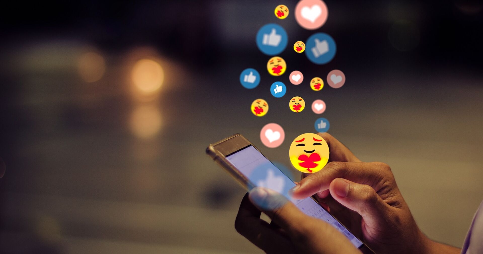 Jemand hält ein Smartphone in der Hand.