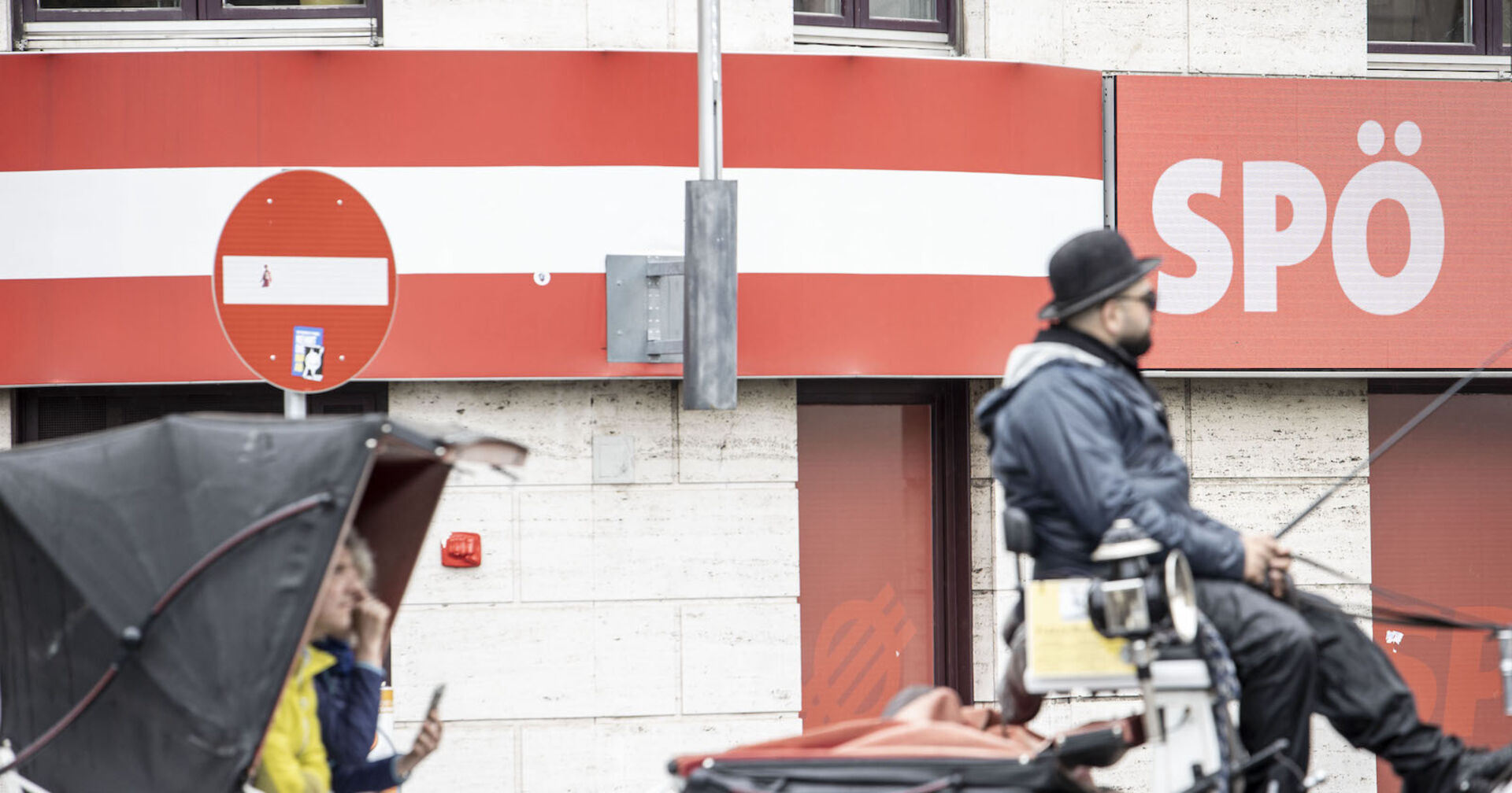 Ein Kutscher vor der SPÖ-Zentrale in Wien.