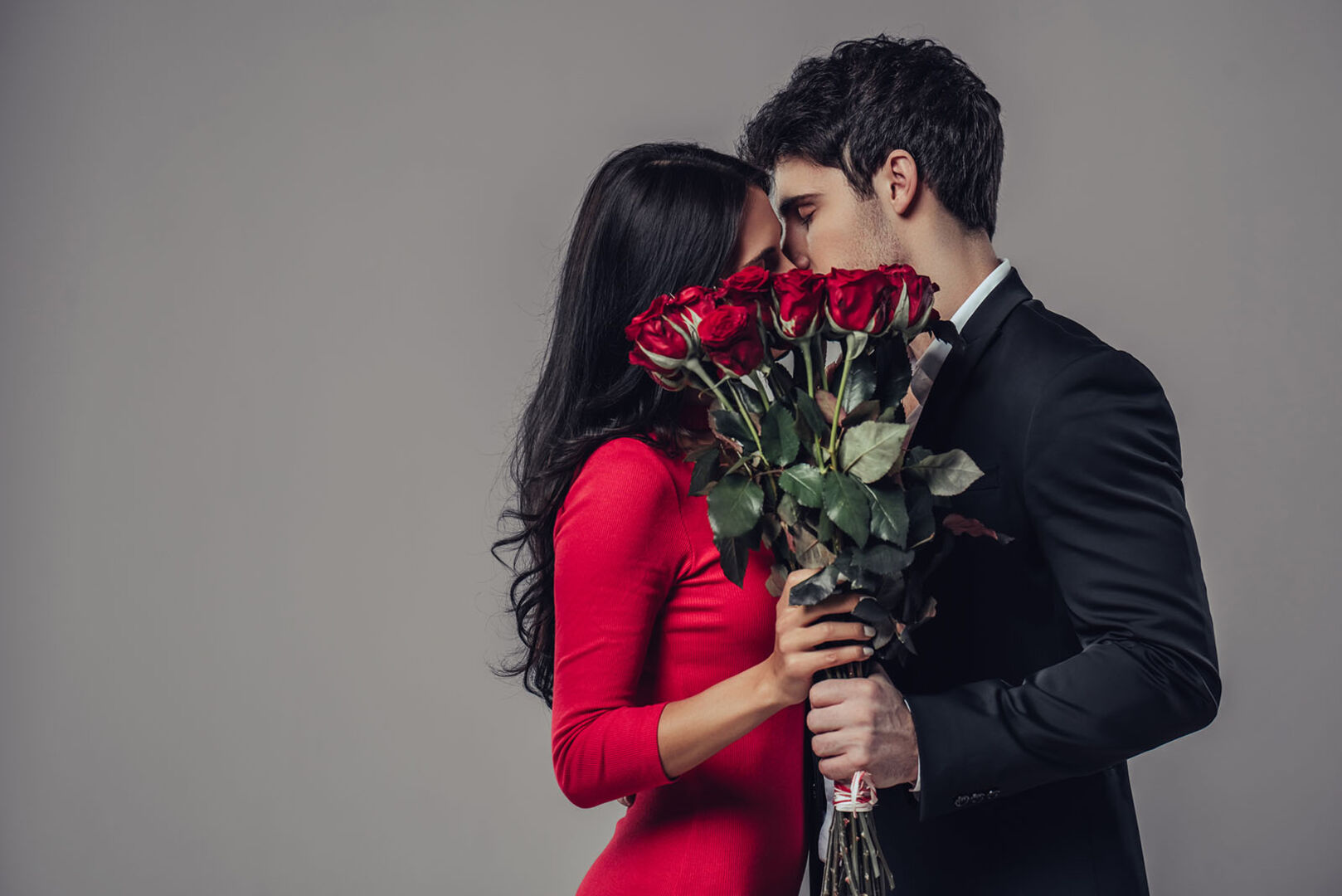 Paar mit Rosen in der Hand | Credit: iStock.com/Vasyl Dolmatov