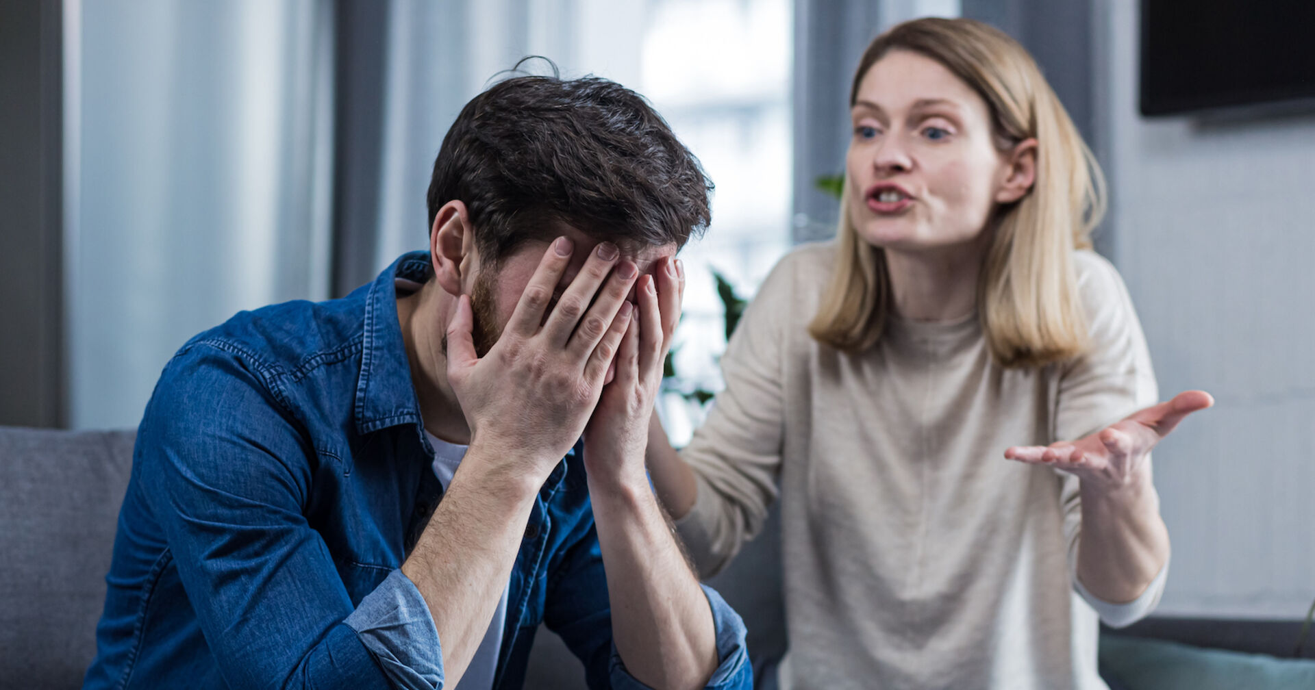 Eine blonde Frau diskutiert mit ihrem Mann.