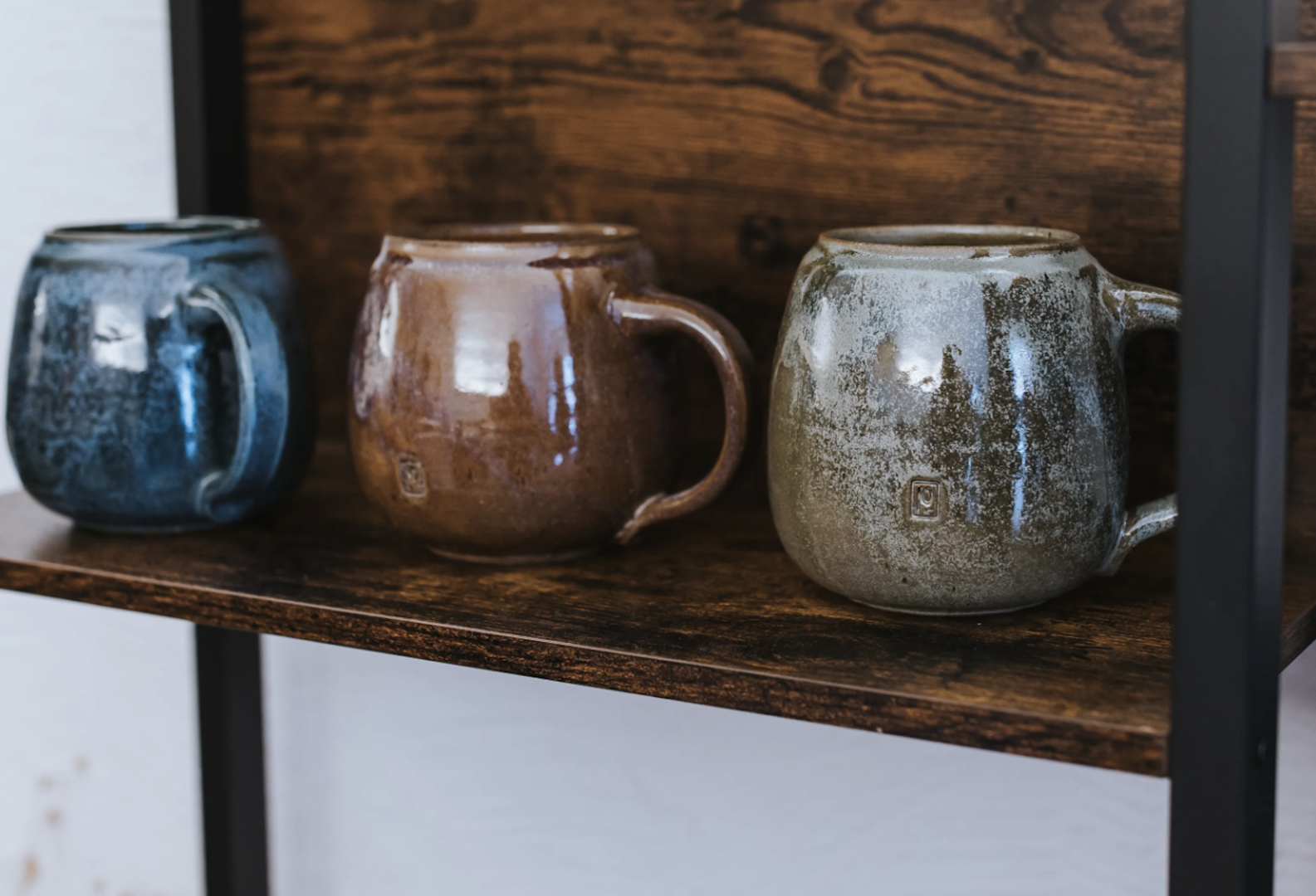 Trinkbecher im Regal