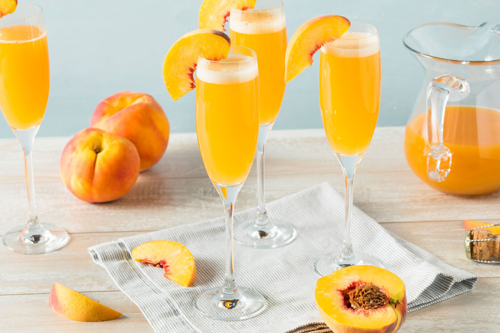 Pfirsich-Bellini | Credit: iStock.com/bhofack2