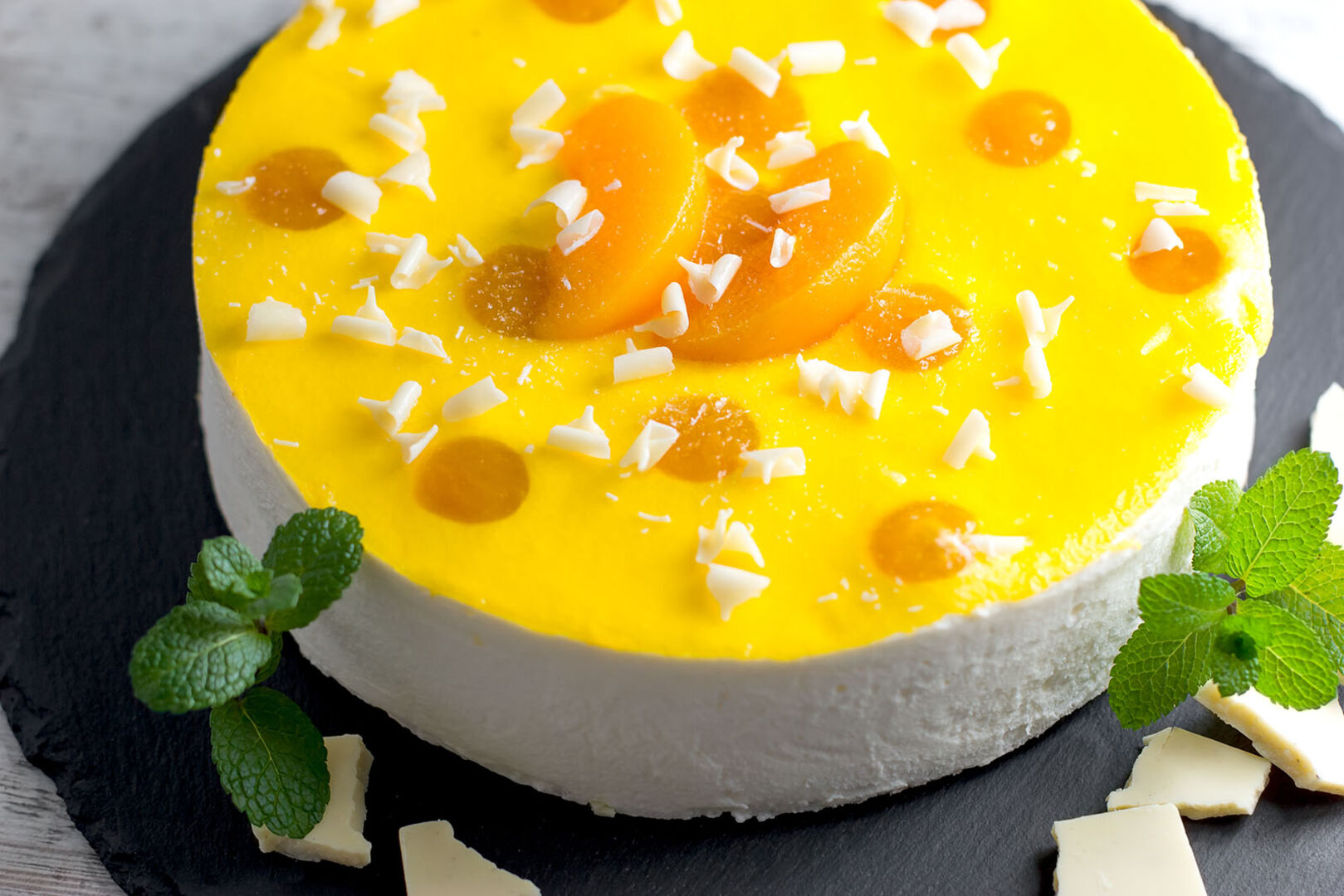 Pfirsichtorte mit Joghurt | Credit: iStock.com/PhotoIris2021