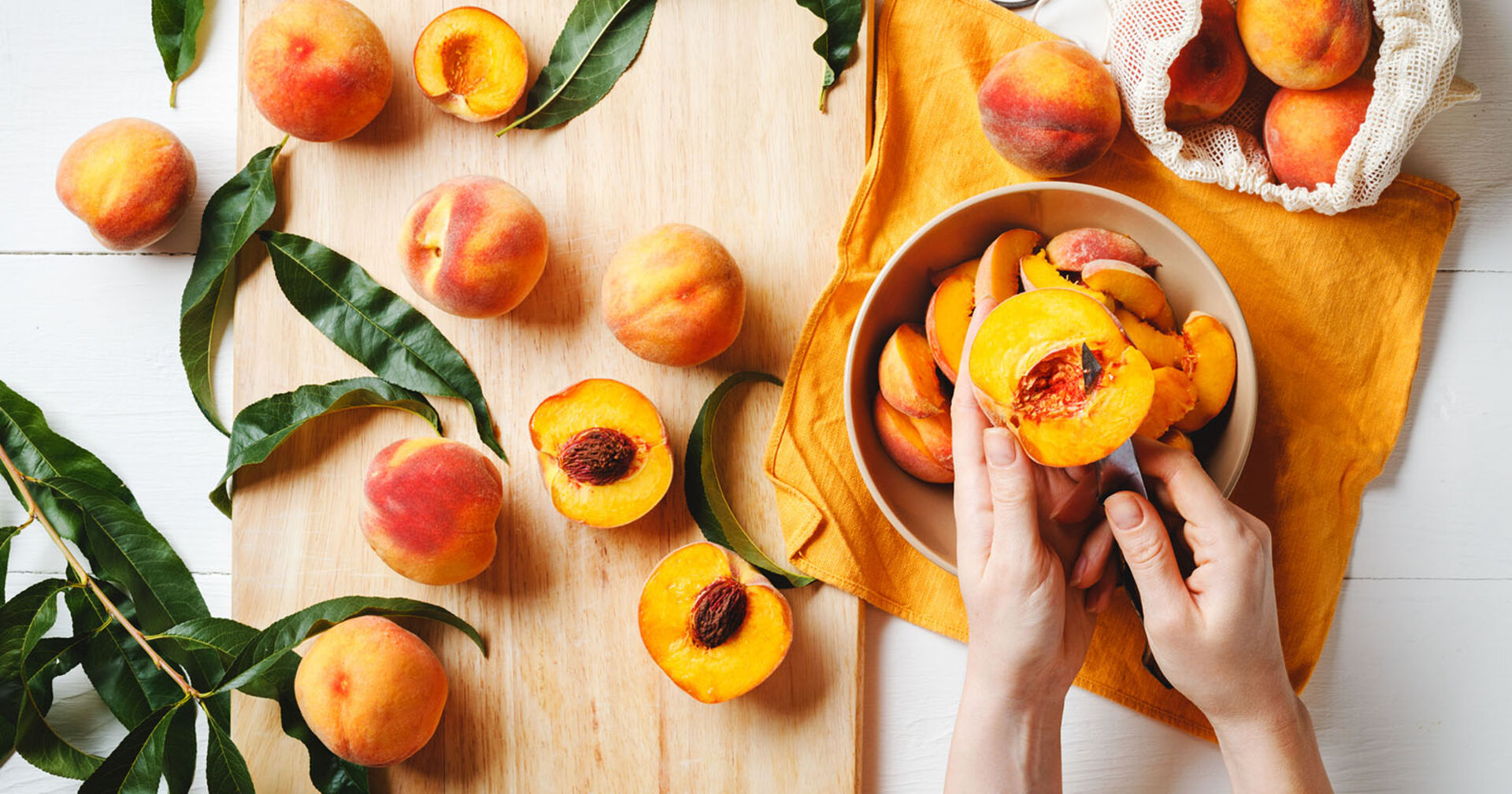 Pfirsiche auf einem Brett | Credit: iStock.com/Beton studio