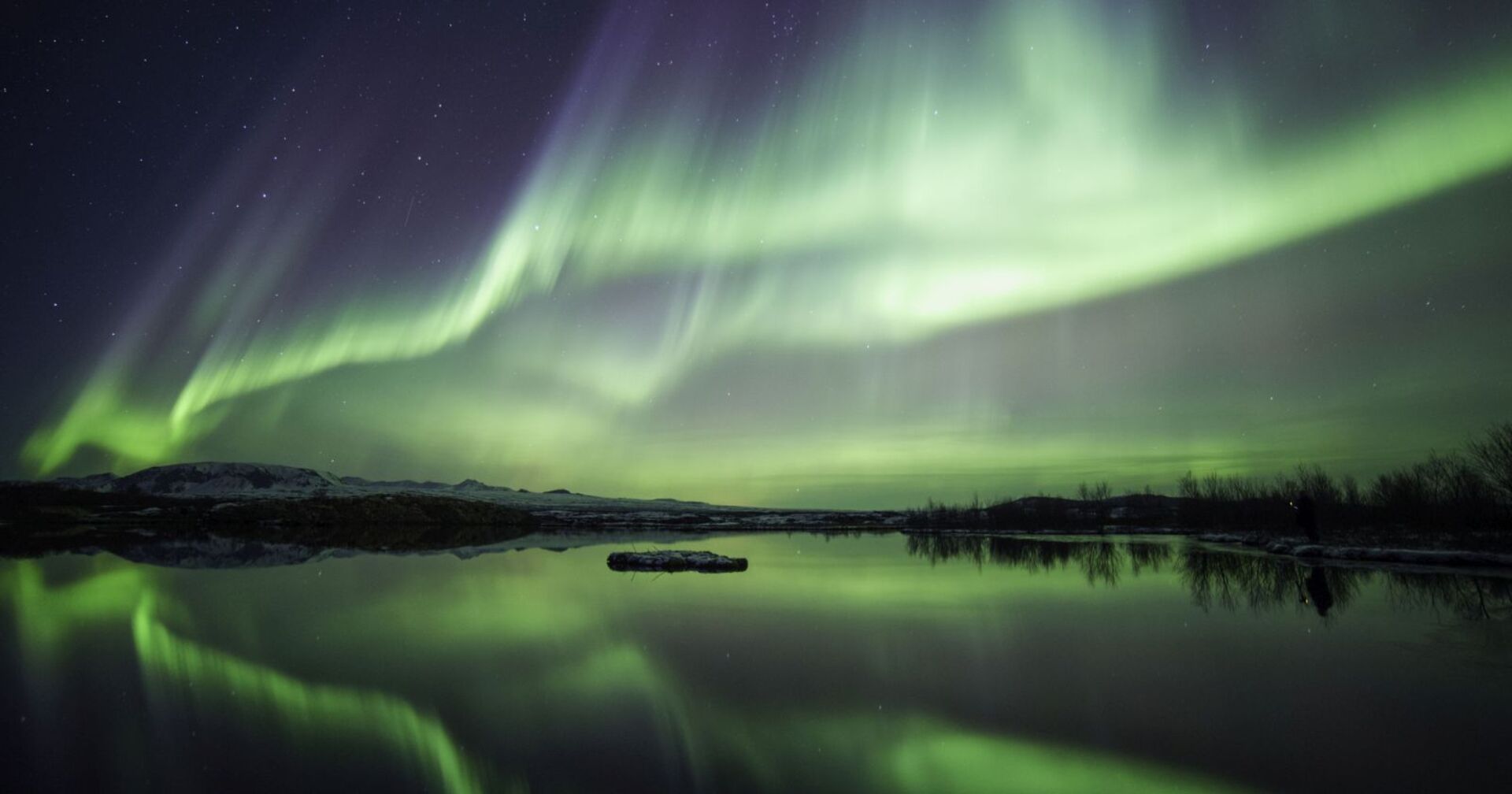 Grüne Nordlichter über Island.