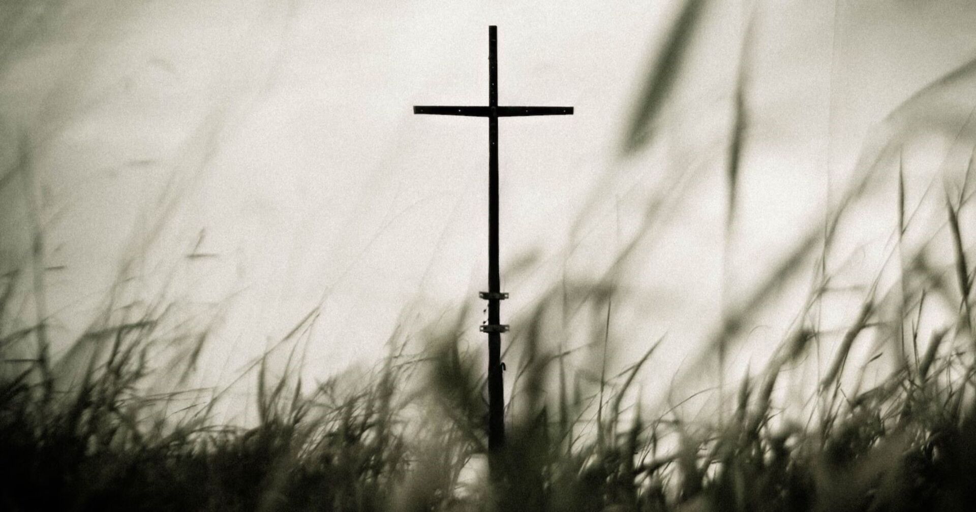 Ein Kreuz, Symbol der Kirche, in düsteren Farben