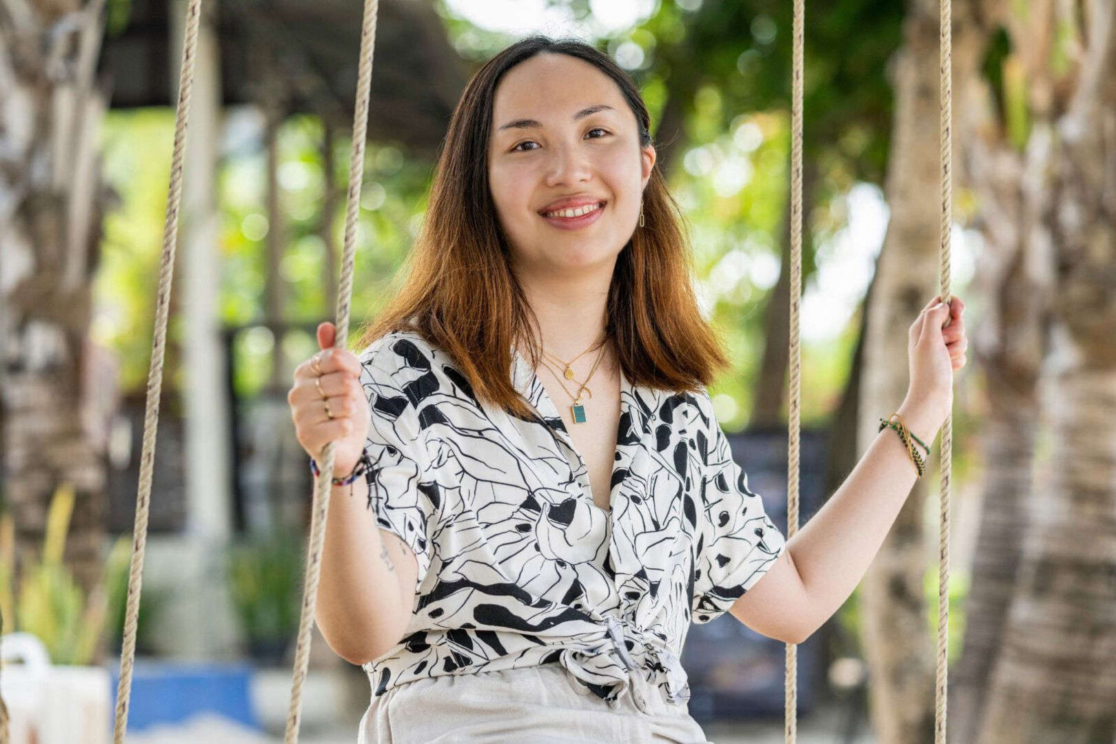 Linh sitzt auf einer Schaukel