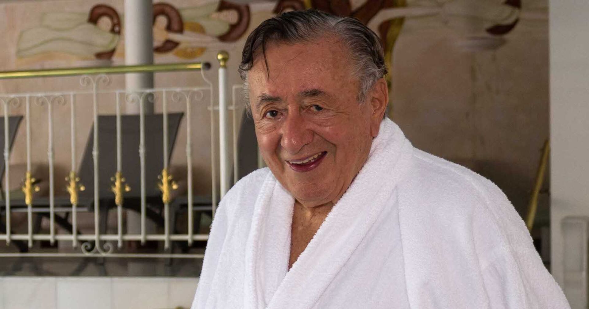 Richard Lugner im weißen Bademantel in einer Therme.