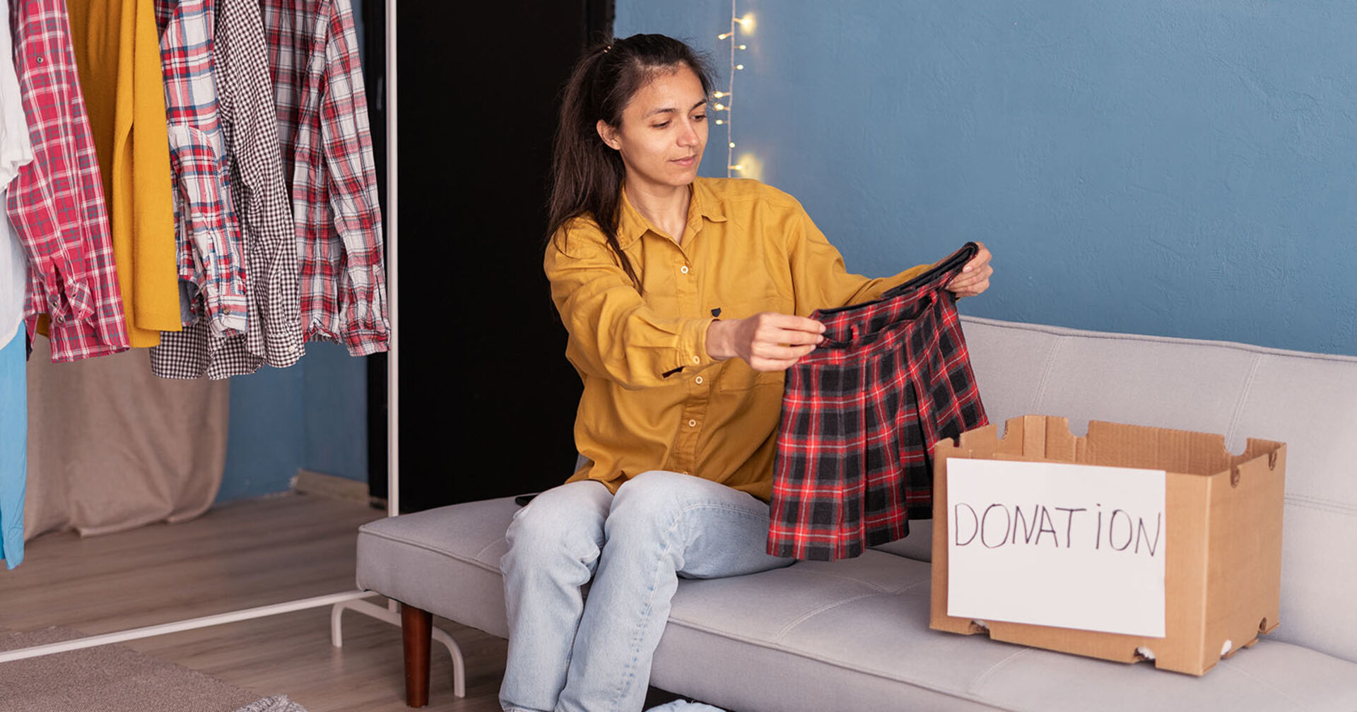 Frau mit Rock in der Hand | Credit: iStock.com/Andrii Lysenko