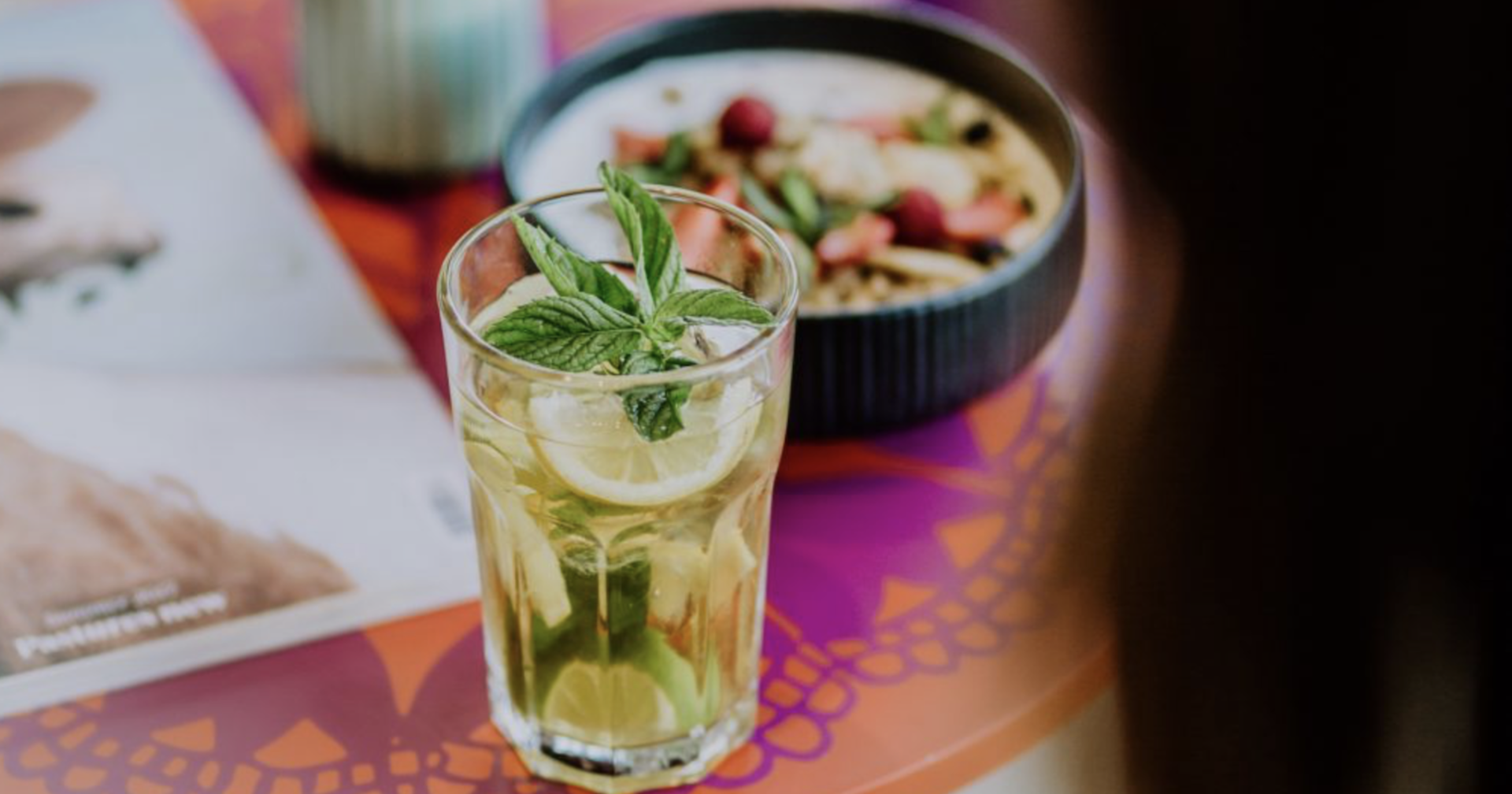 Glas Ingwerwasser mit Minze und eine Schüssel mit Müsli