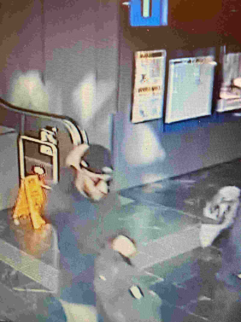 Ein dunkel gekleideter Mann auf dem Fahndungsfoto.