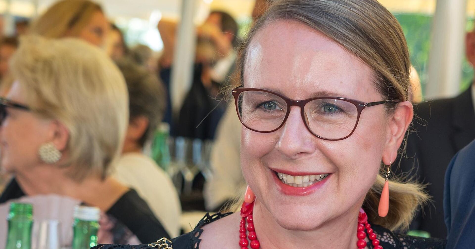 Porträt von Schramböck bei einem Fest