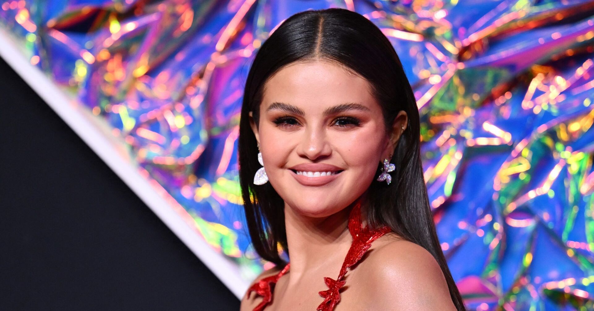 Selena Gomez strahlt im roten Kleid über beide Ohren