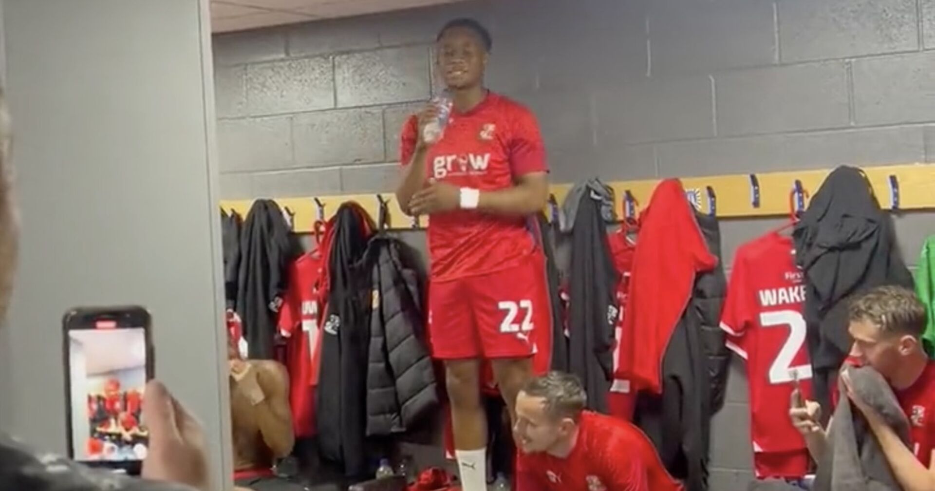 Udoka Godwin-Malife singt in der Kabine seines Fußballclubs