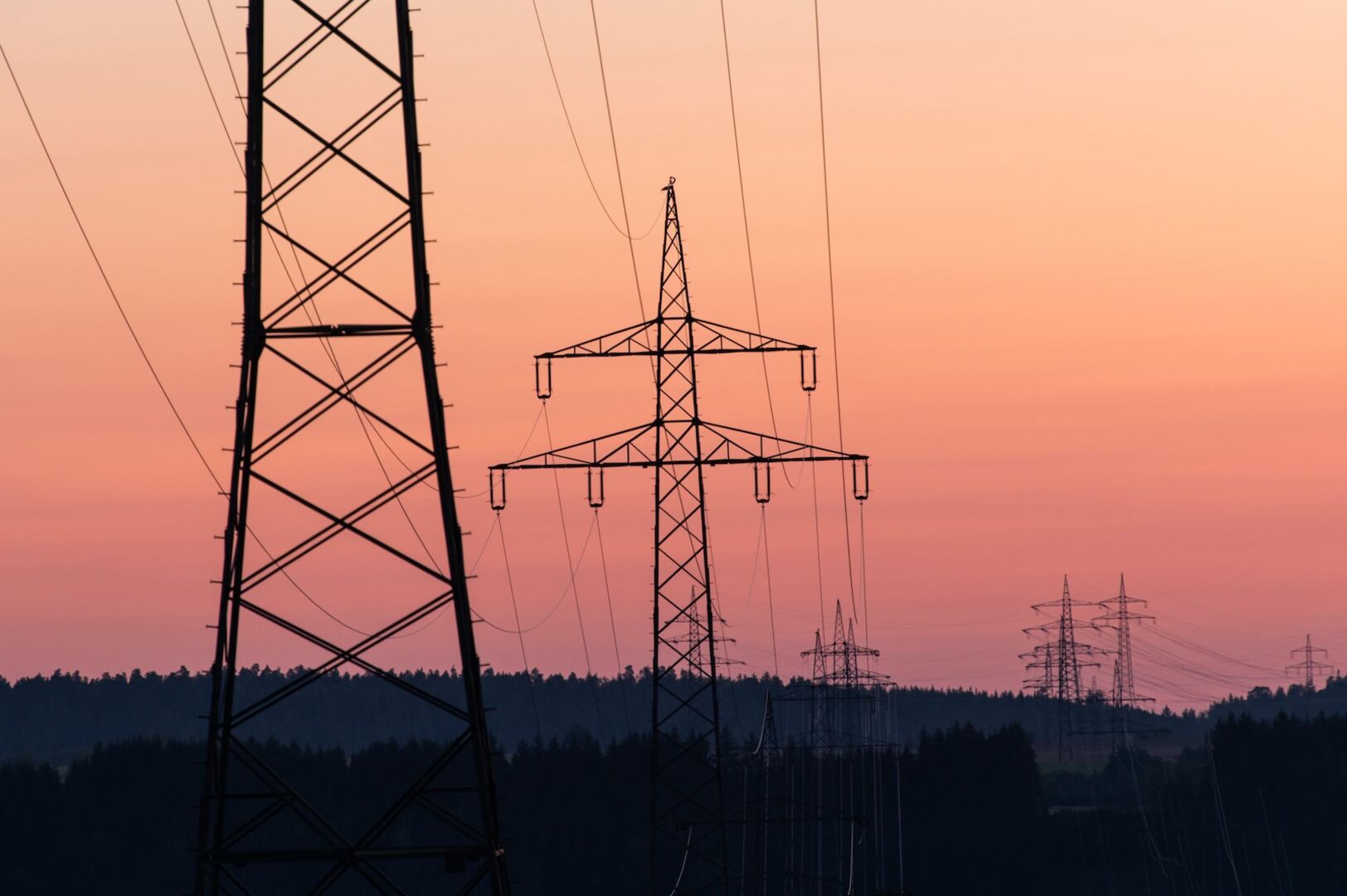Strommasten in der Abenddämmerung.
