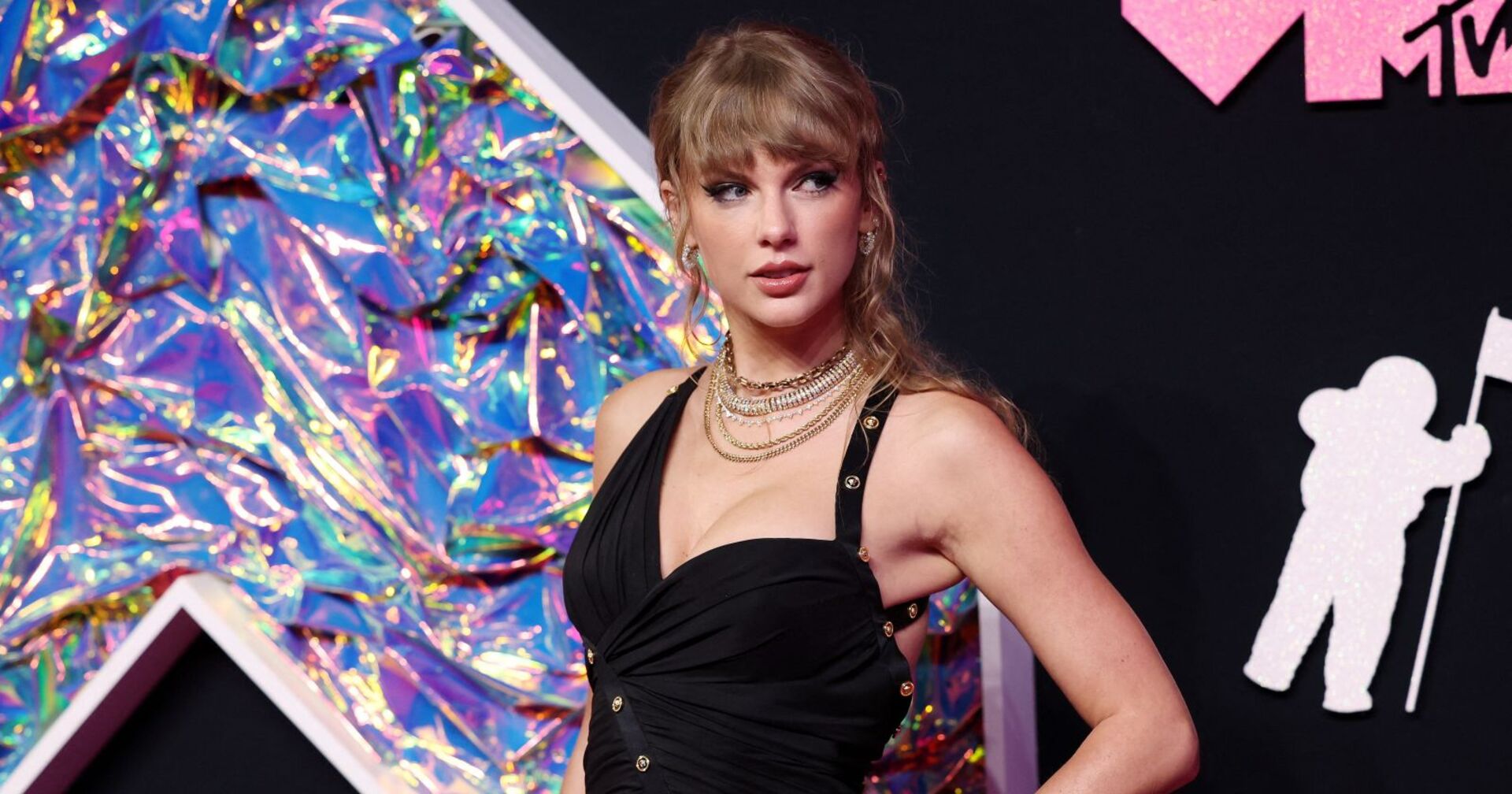 Taylor Swift in einem schwarzen Kleid.