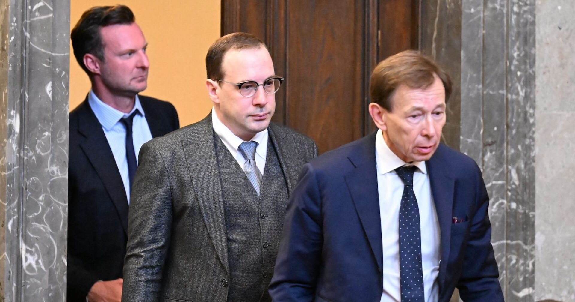 Florian Teichtmeister betritt das Wiener Landesgericht mit seinen Anwälten.