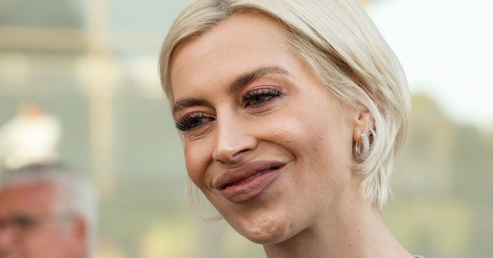 Verena Kerth mit blonden Haaren und braunen Lippenstift bei einem Interview
