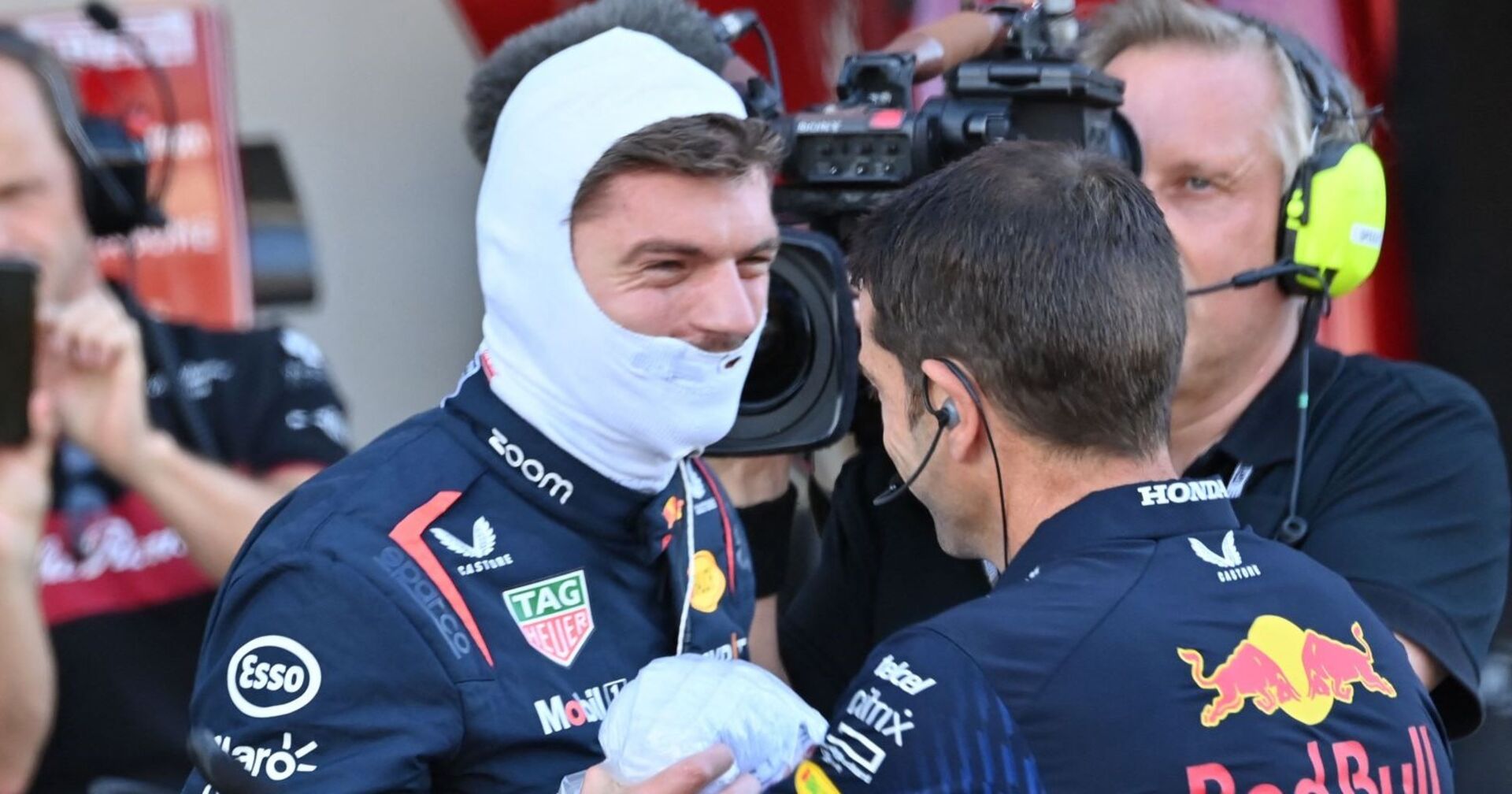Verstappen nimmt nach dem Rennen noch in voller Rennmontur Glückwünsche entgegen.