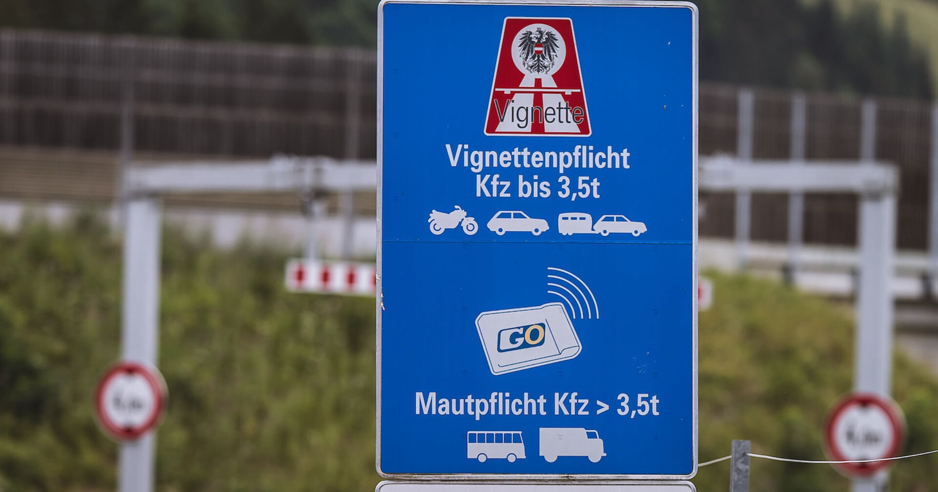 Verkehrsschild mit Hinweis auf Vignettenpflicht in Österreich