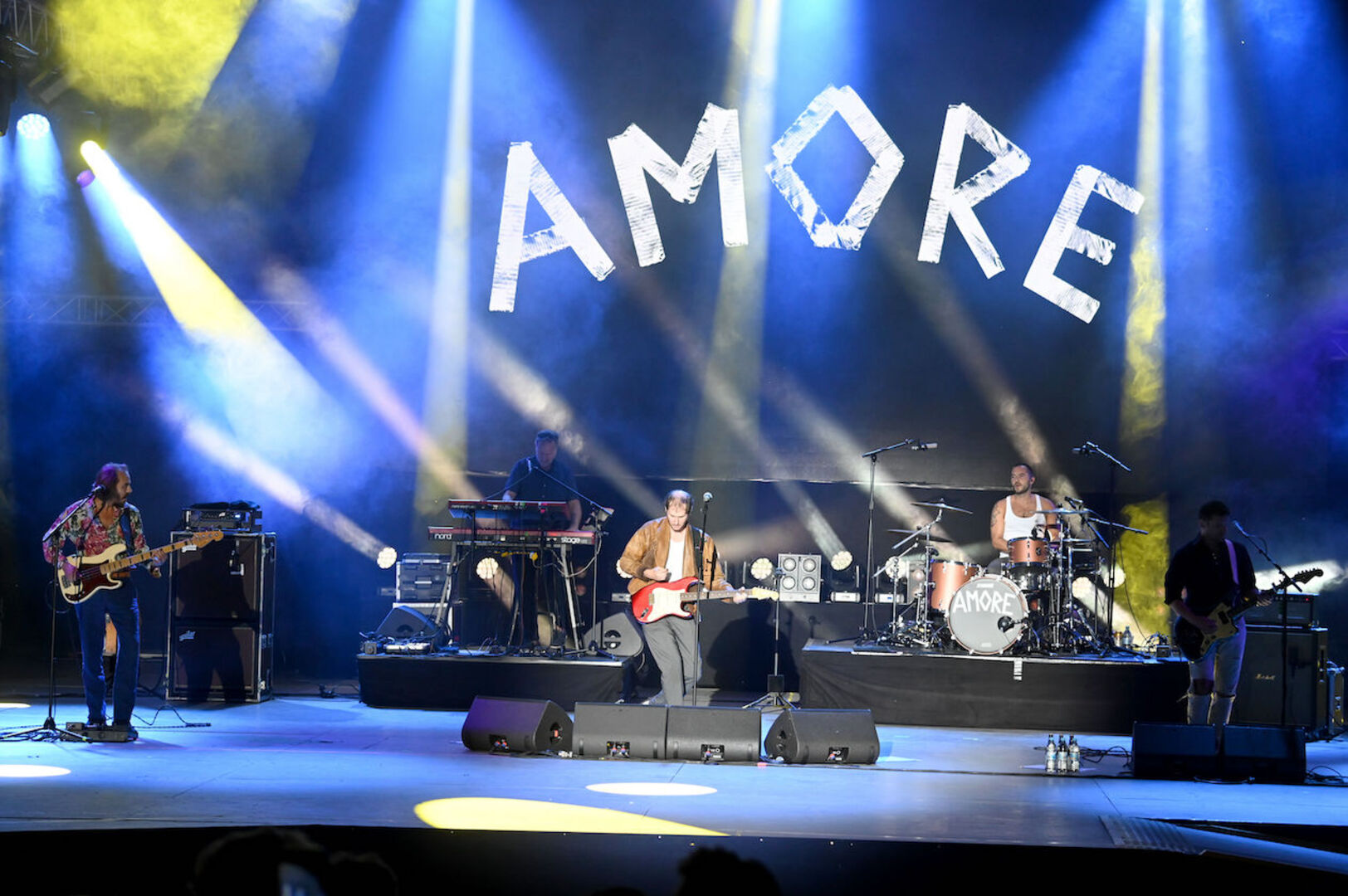 Wanda live auf der Bühne mit einer großen Schrift im Hintergrund die Amore bedeutet