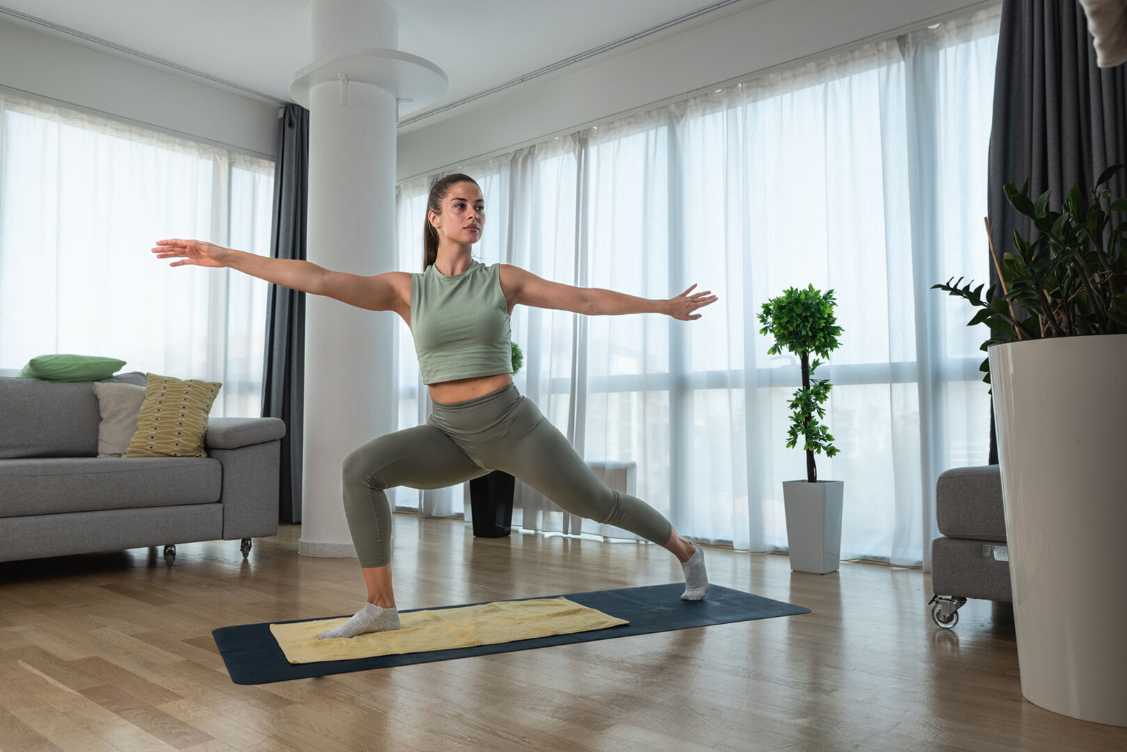 Frau macht Yoga | Credit: iStock.com/Srdjanns74