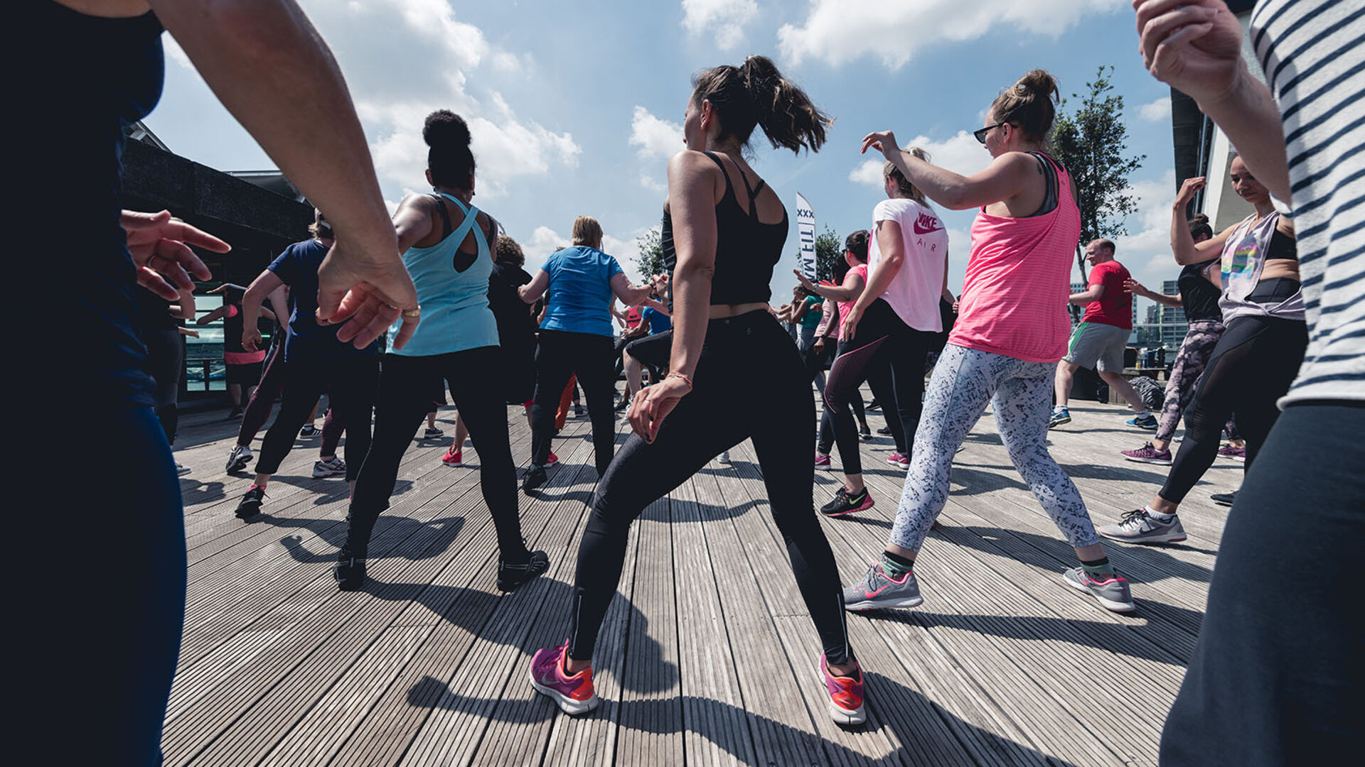 Zumba Tänzer | Credit: iStock.com/David Peperkamp