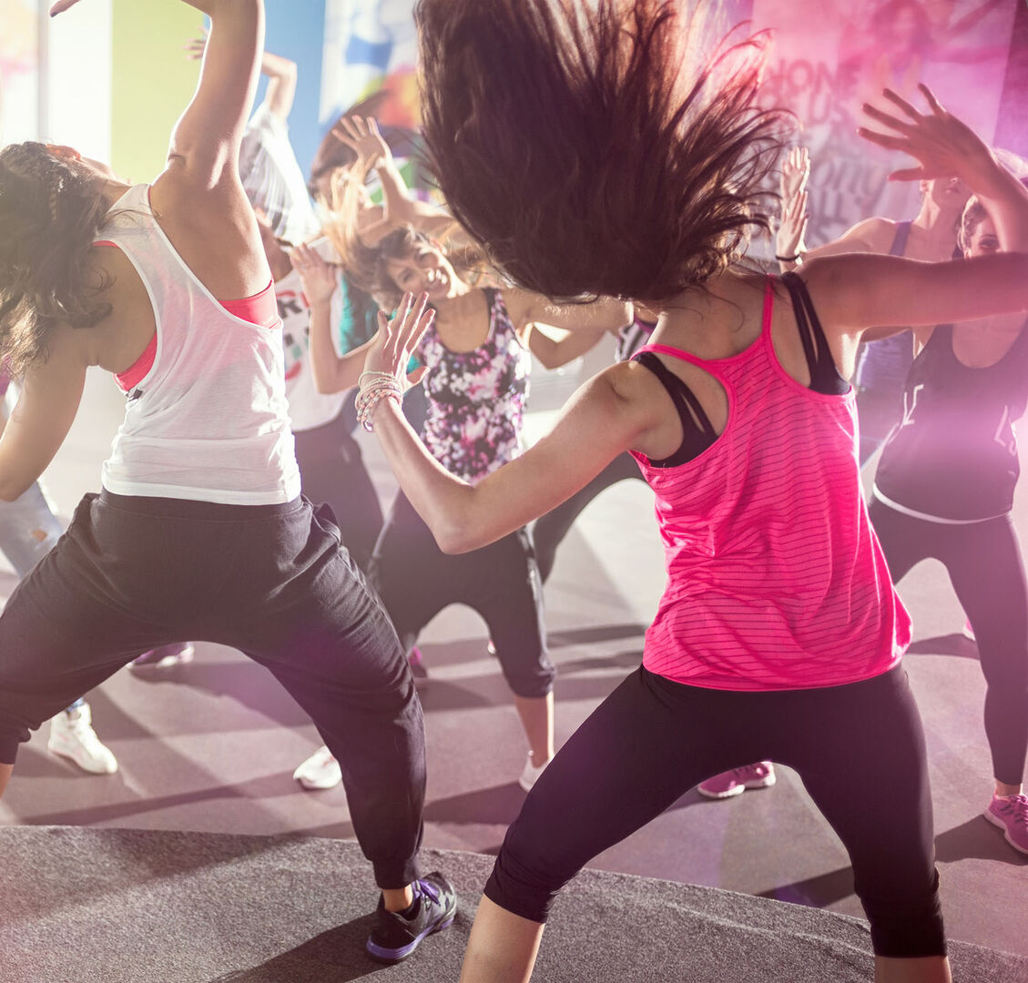 Frauen machen Zumba | Credit: iStock.com/LuckyBusiness