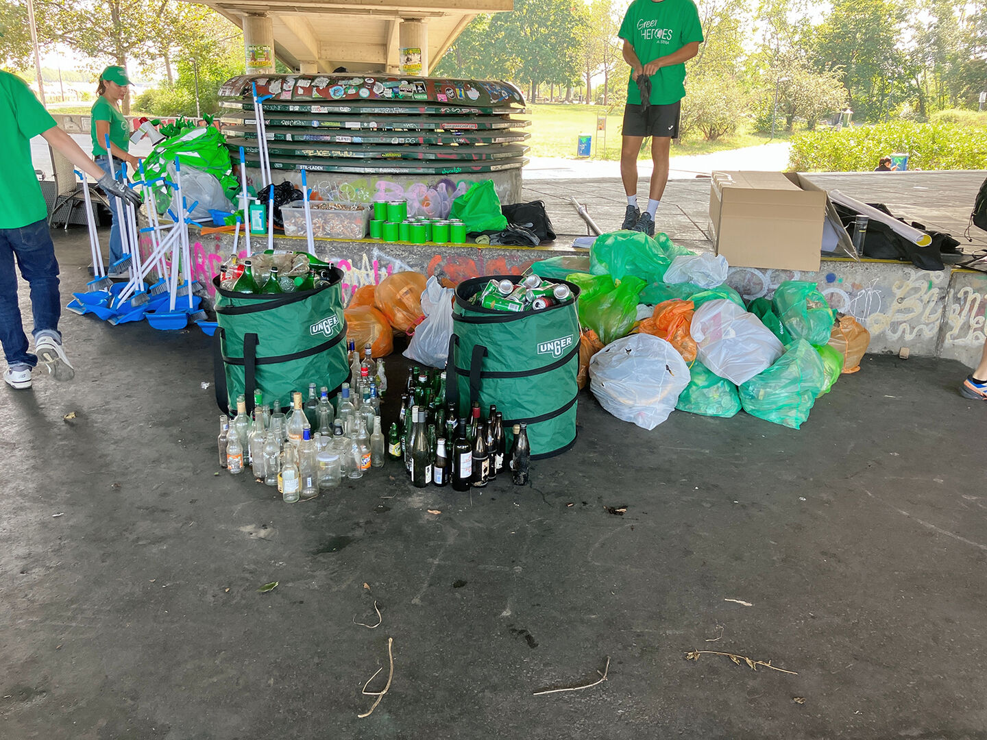 Plastiksäcke und Behälter voller Müll | Credit: Alfred Kärcher GmbH