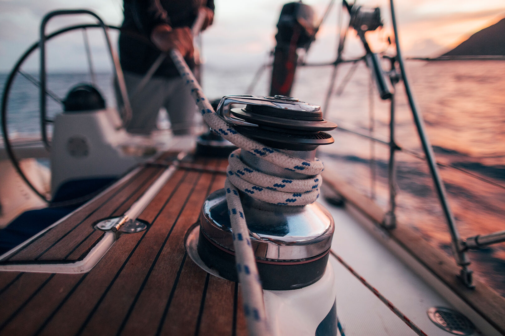 Mann auf seinem Segelboot | Credit: iStock.com/Popartic
