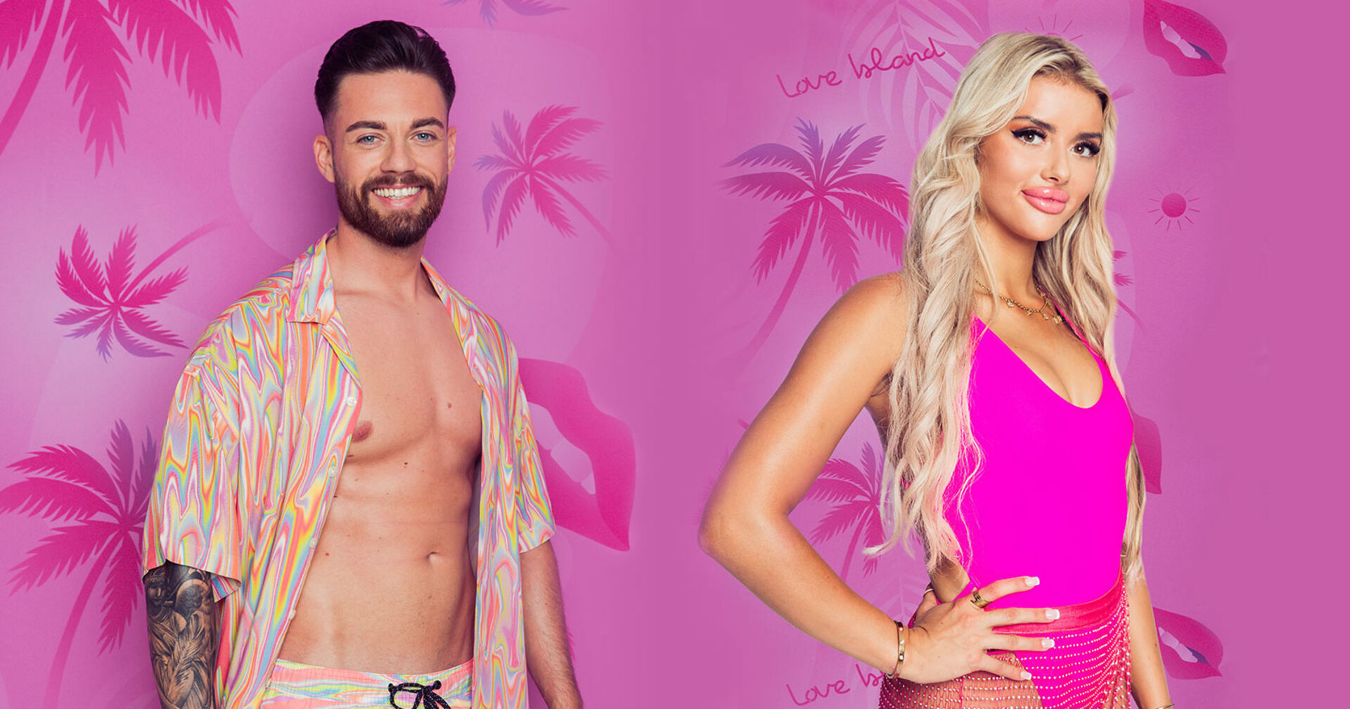 Love Island Kandidat Luca mit einem bunten Sommerhemd und Jenny mit einem pinken Bikini. Beide stehen vor einer pinken Fotoleinwand.