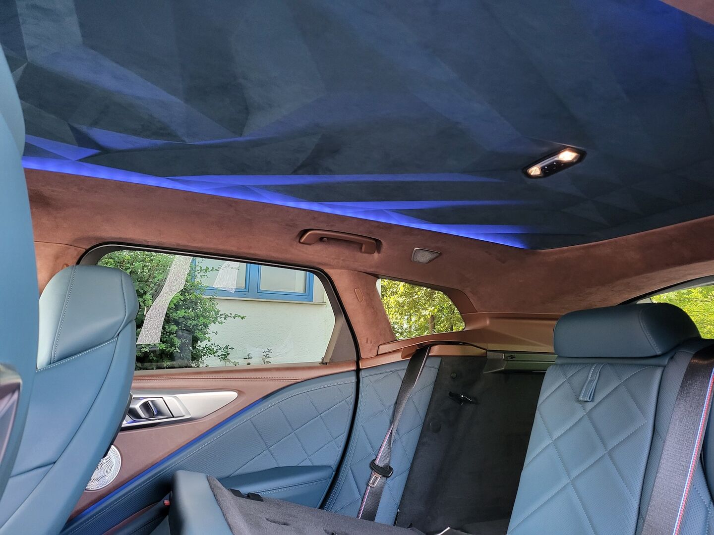 Der Rücksitz des BMW XM mit dessen Plafond