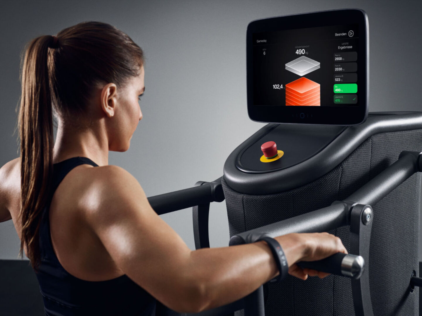 Eine Frau trainiert im Best Fitness.