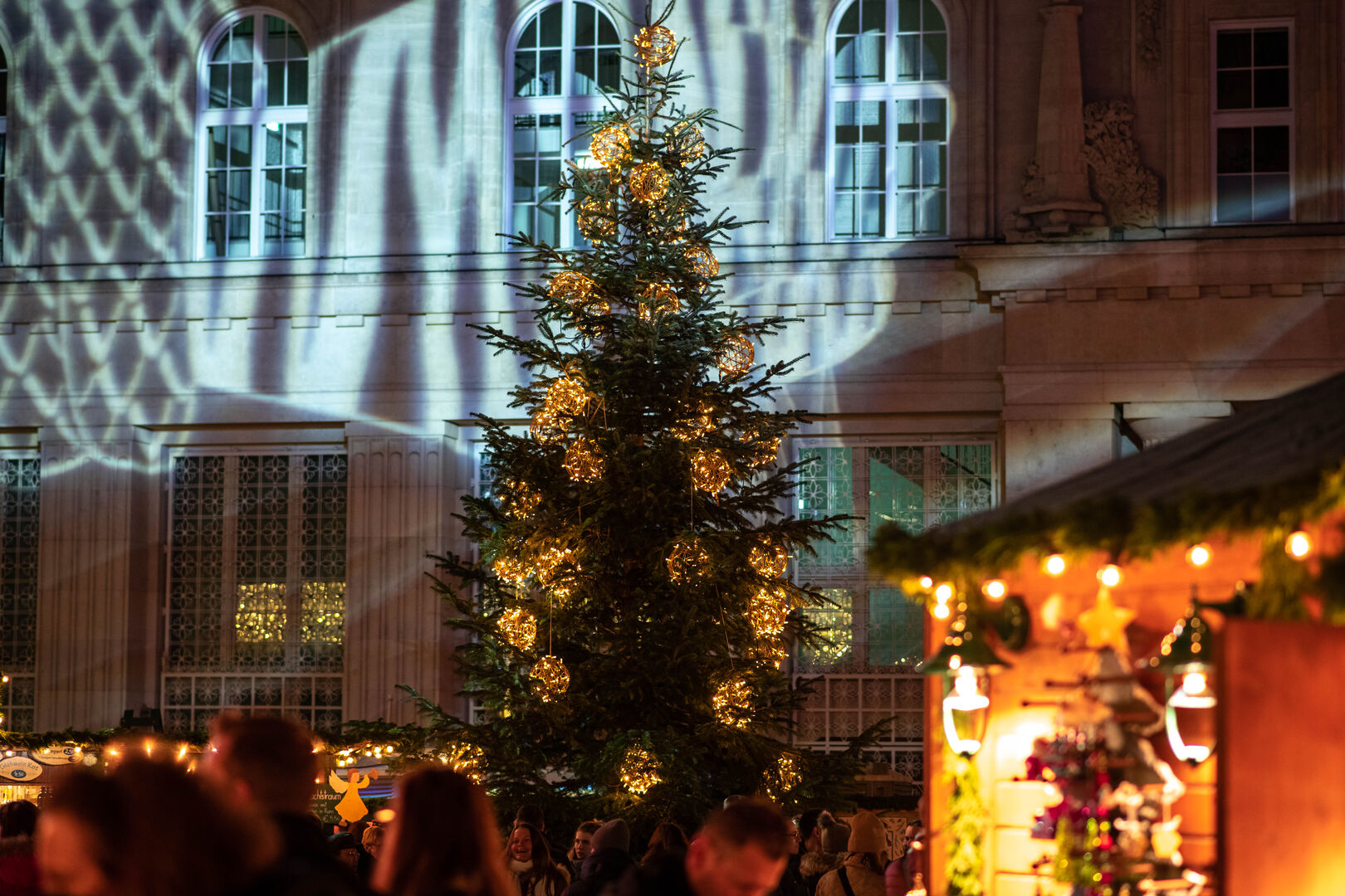 Christbaum beim Altwiener Christkindlmarkt an der Freyung.