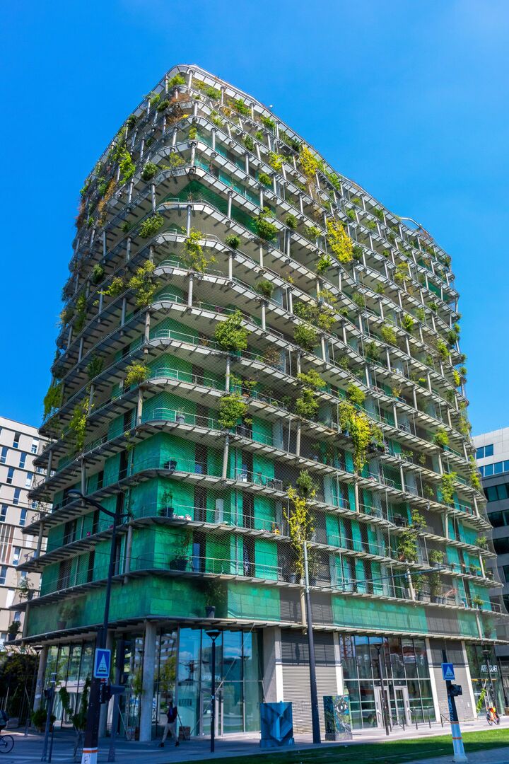 Grüne Fassade eines Wohnhochhauses in Paris